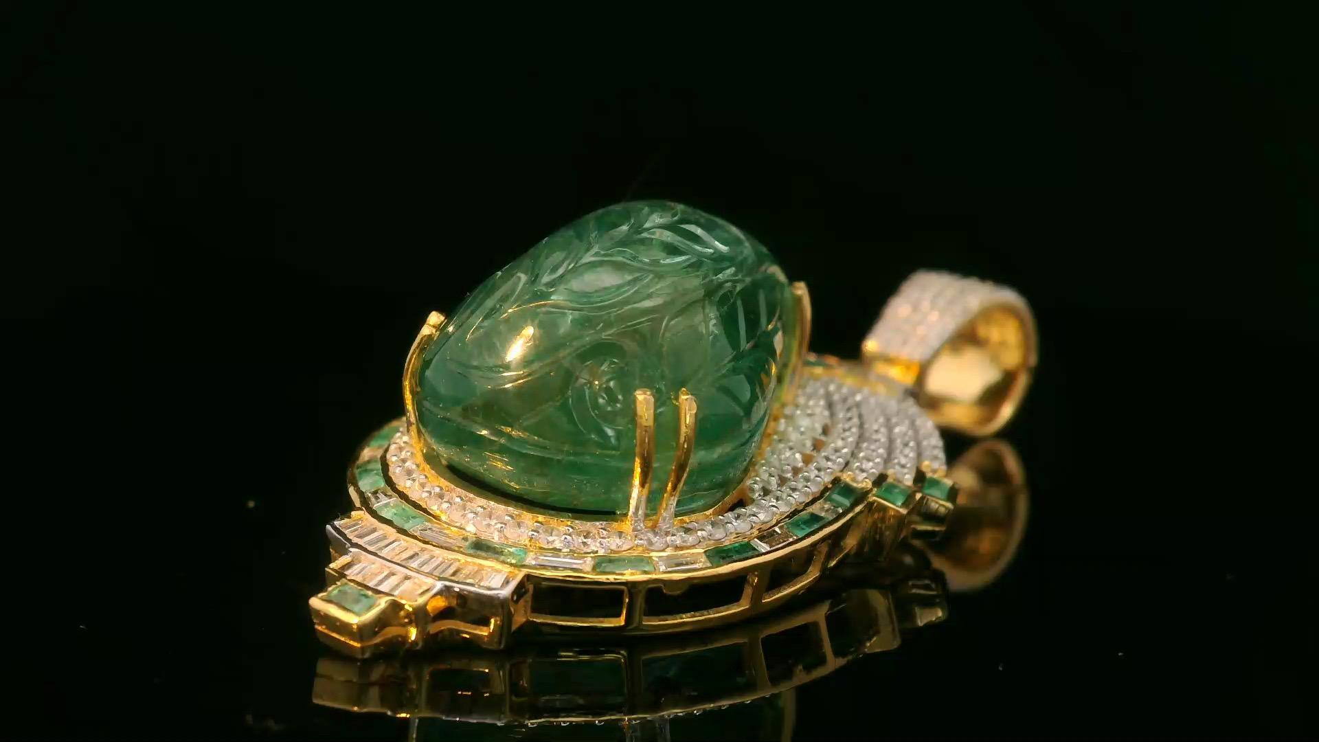 Kolumbianischer geschnitzter Smaragd und Diamant-Anhänger im Angebot 7
