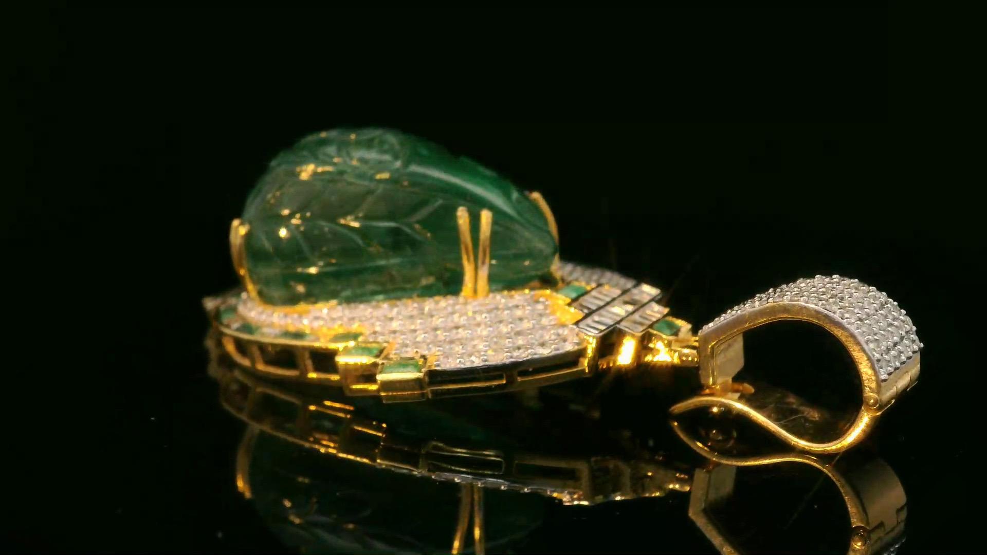 Kolumbianischer geschnitzter Smaragd und Diamant-Anhänger im Angebot 8