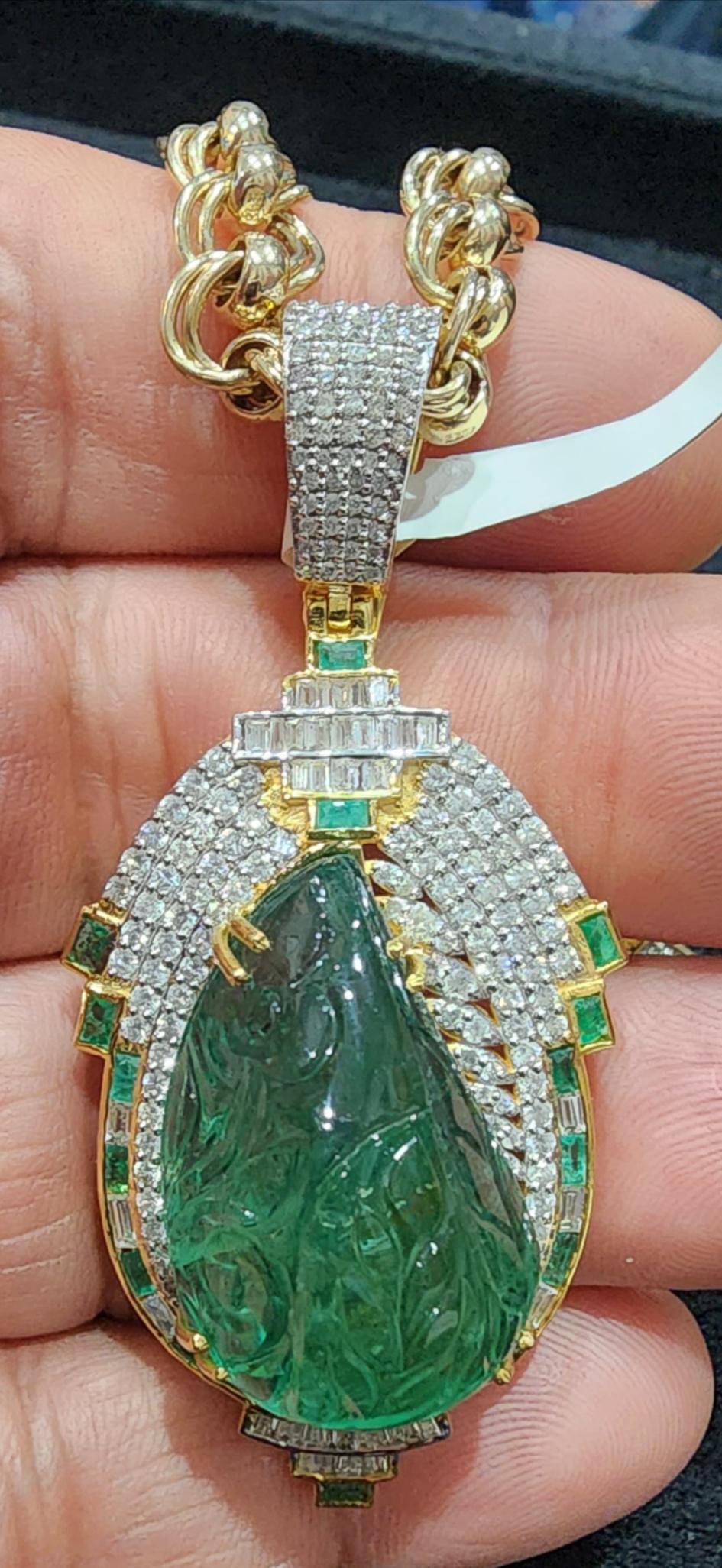 Anhänger mit kolumbianischem Smaragd und Diamanten. Vintage geschnitzt Smaragd zum ersten Mal in dieser schönen 14K Gelbgold Anhänger ausschließlich als eine einmalige muss glamouröses Stück haben konzipiert. Dieser Anhänger ist ein Muss für jeden