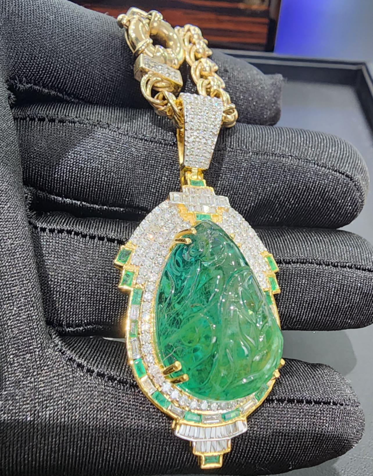 Kolumbianischer geschnitzter Smaragd und Diamant-Anhänger (Zeitgenössisch) im Angebot