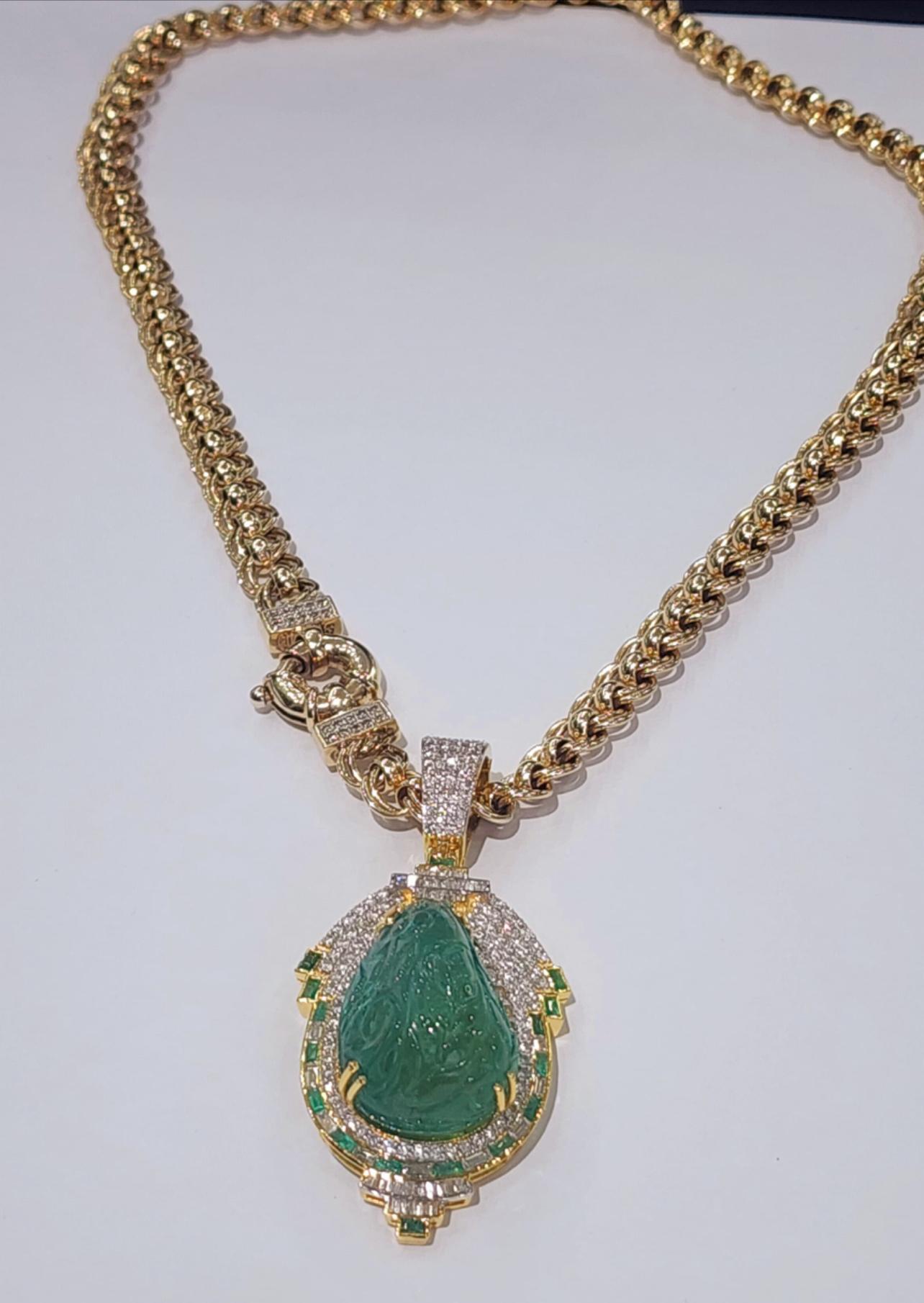 Kolumbianischer geschnitzter Smaragd und Diamant-Anhänger (Baguetteschliff) im Angebot