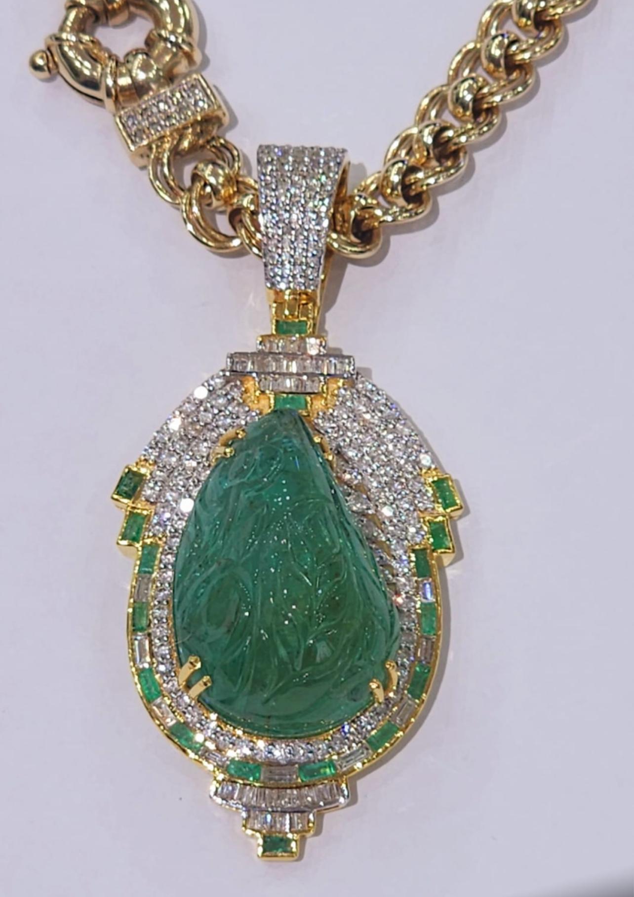 Kolumbianischer geschnitzter Smaragd und Diamant-Anhänger Damen im Angebot