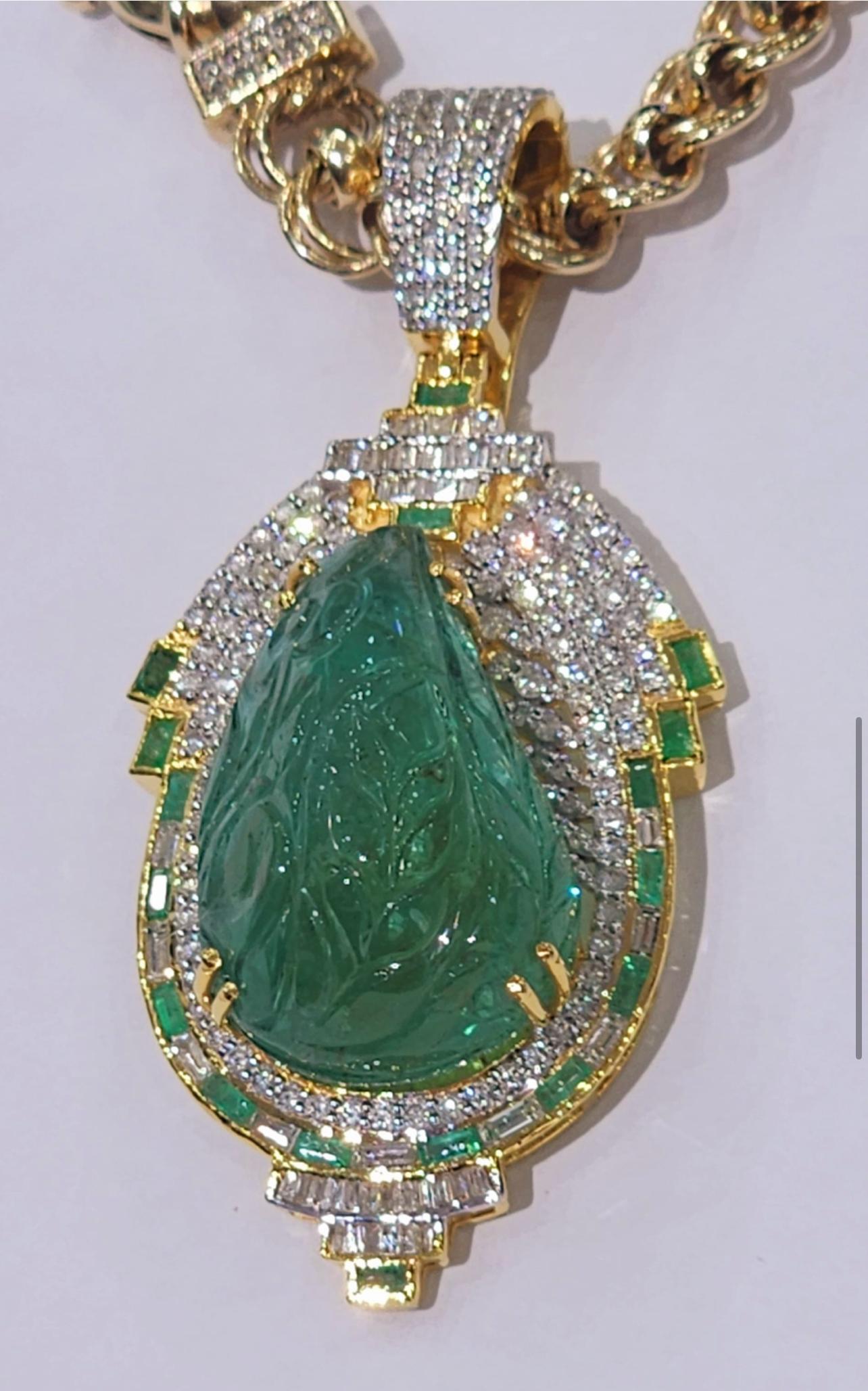 Kolumbianischer geschnitzter Smaragd und Diamant-Anhänger im Angebot 1