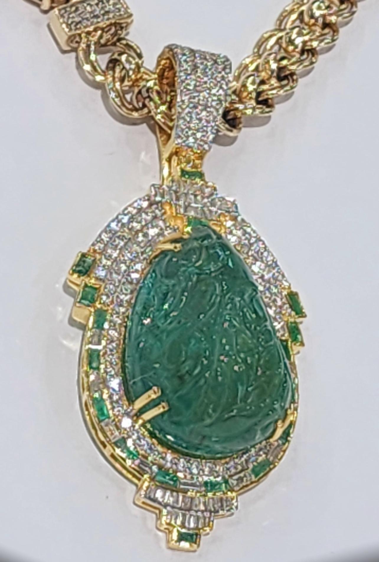 Kolumbianischer geschnitzter Smaragd und Diamant-Anhänger im Angebot 2