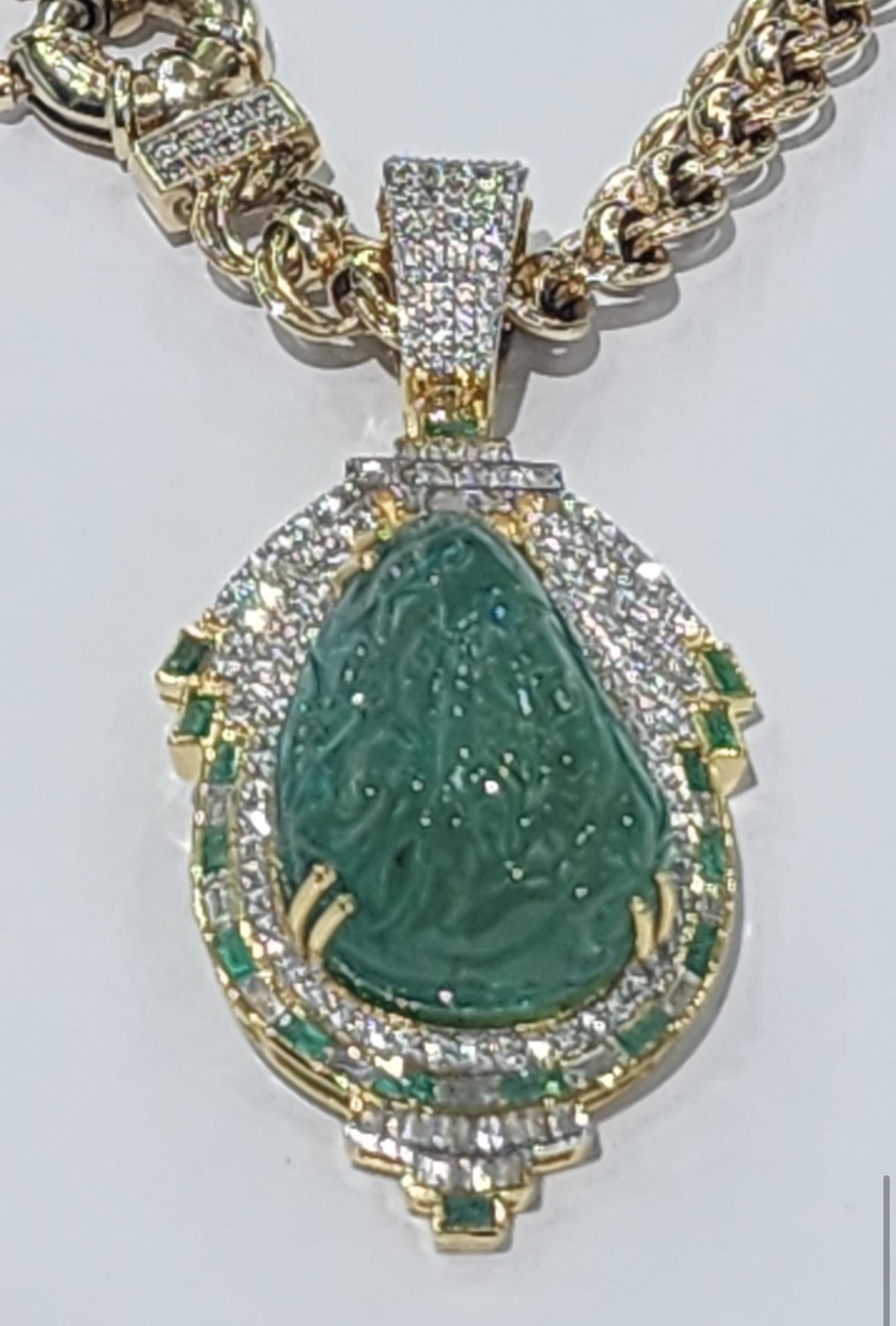 Kolumbianischer geschnitzter Smaragd und Diamant-Anhänger im Angebot 3