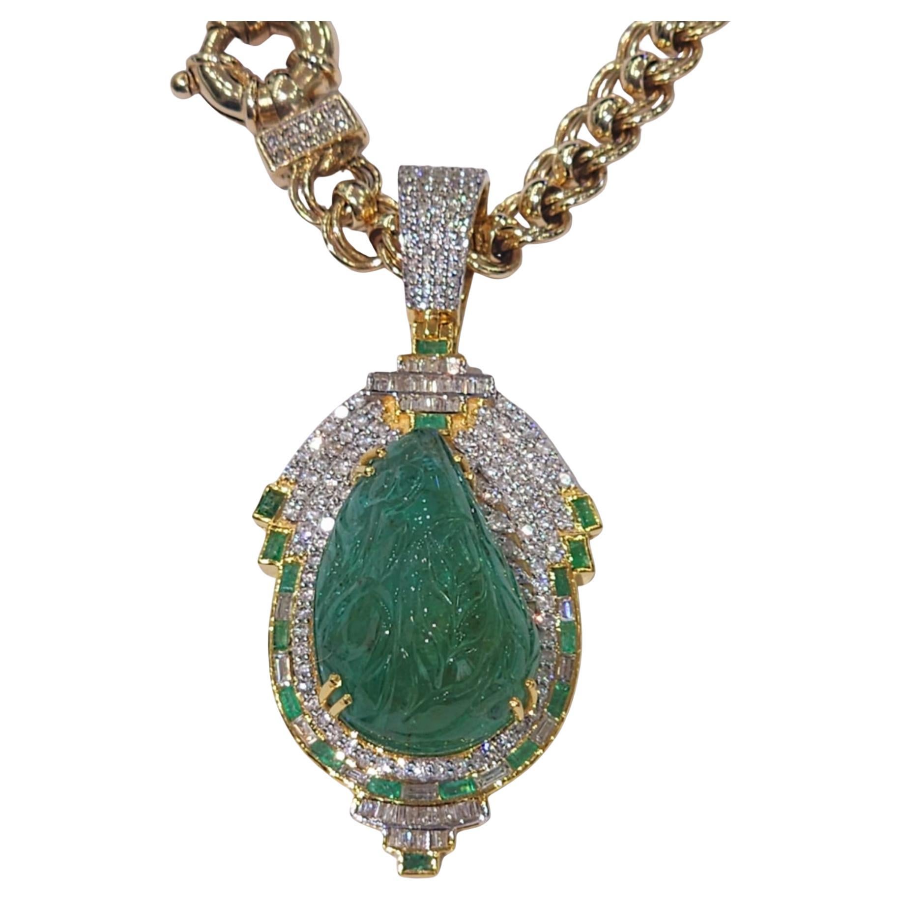 Pendentif en émeraude sculptée et diamant de Colombie