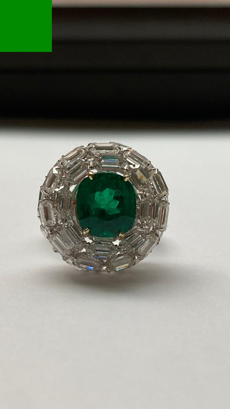 Dieser raffinierte Ring präsentiert einen kolumbianischen Smaragd von 3,98 Karat, der vom Gübelin Gem Lab zertifiziert wurde. Der in klassischer Kissenform geschliffene Smaragd mit modifizierten Brillantfacetten zeichnet sich durch eine tiefe grüne