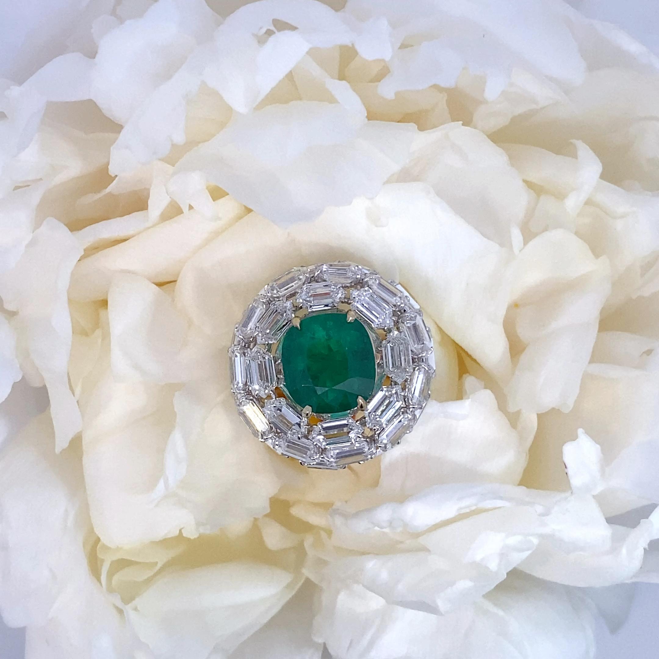 Dieser raffinierte Ring präsentiert einen kolumbianischen Smaragd von 3,98 Karat, der vom Gübelin Gem Lab zertifiziert wurde. Der in klassischer Kissenform geschliffene Smaragd mit modifizierten Brillantfacetten zeichnet sich durch eine tiefe grüne