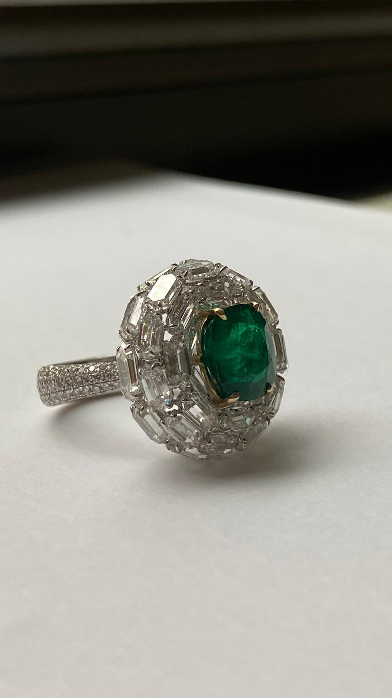 Kolumbianischer Smaragdring im Kissenschliff mit Diamantakzenten, Gübelin zertifiziert im Zustand „Hervorragend“ im Angebot in New York, NY