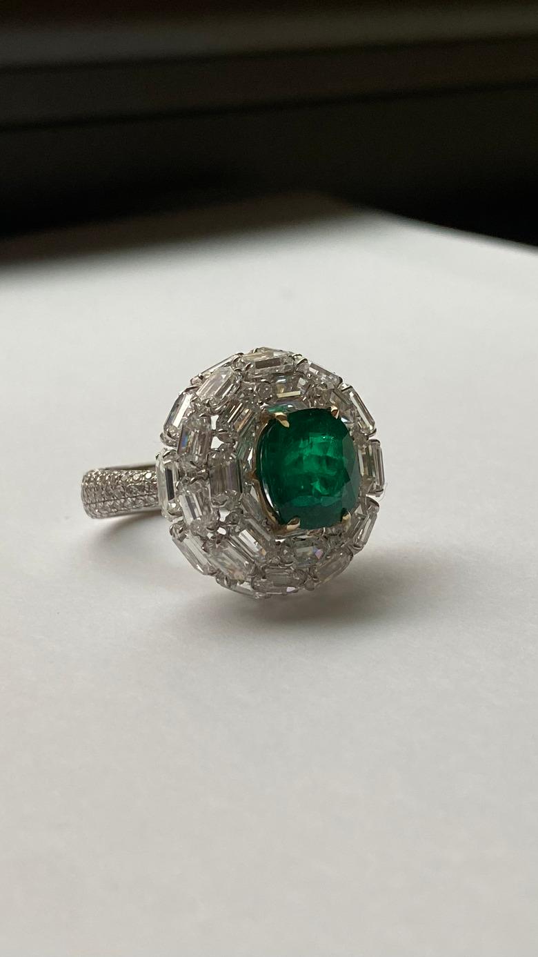Kolumbianischer Smaragdring im Kissenschliff mit Diamantakzenten, Gübelin zertifiziert Damen im Angebot