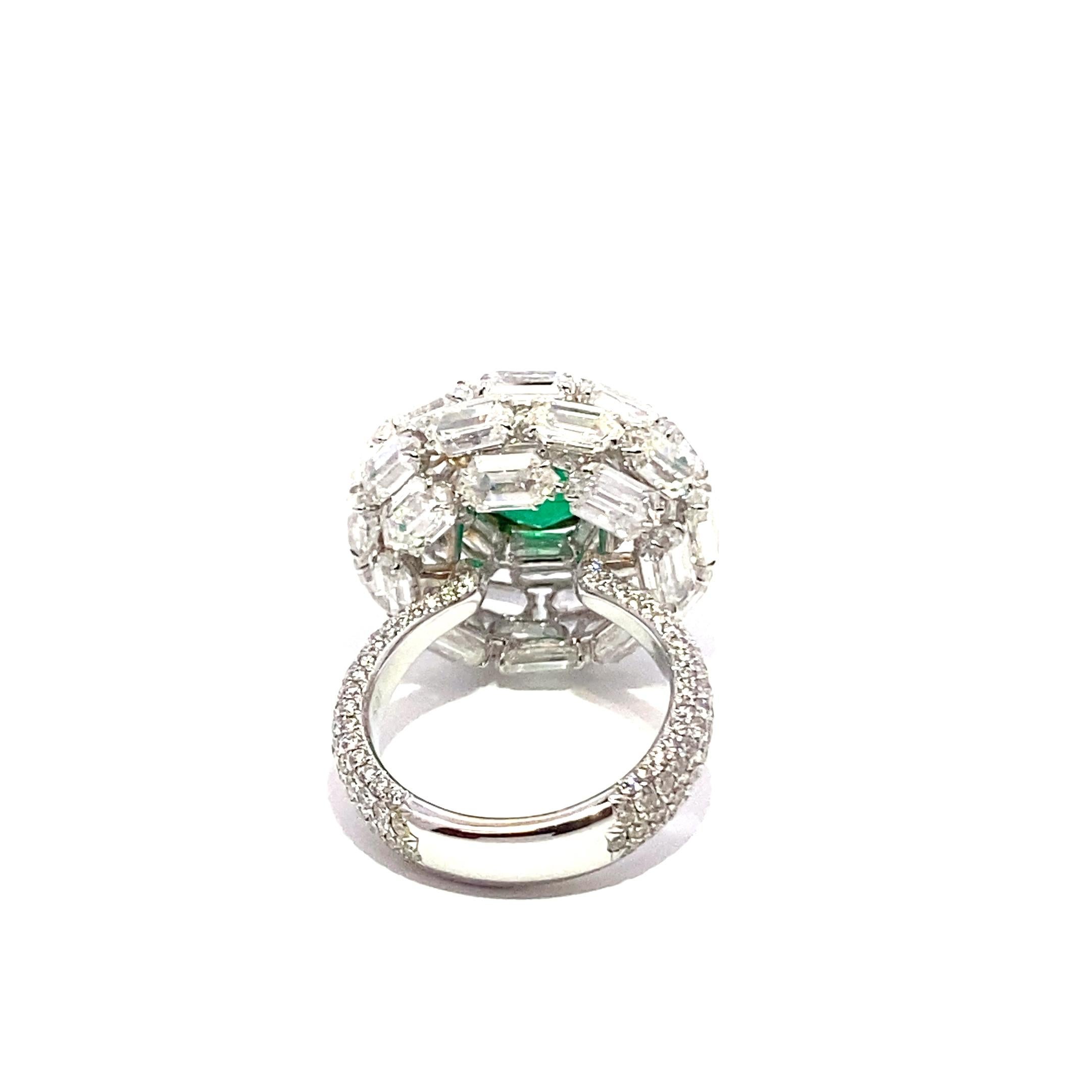 Cette bague raffinée met en valeur une émeraude colombienne de 3,98 carats, certifiée par Gübelin Gem Lab. Taillée en forme de coussin classique avec des facettes brillantes modifiées, l'émeraude présente une saturation verte profonde, une grande