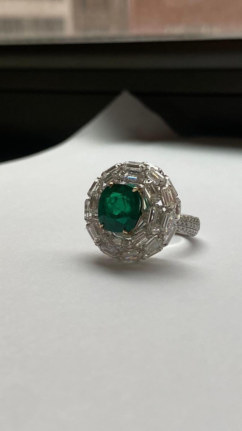 Kolumbianischer Smaragdring im Kissenschliff mit Diamantakzenten, Gübelin zertifiziert im Angebot 1