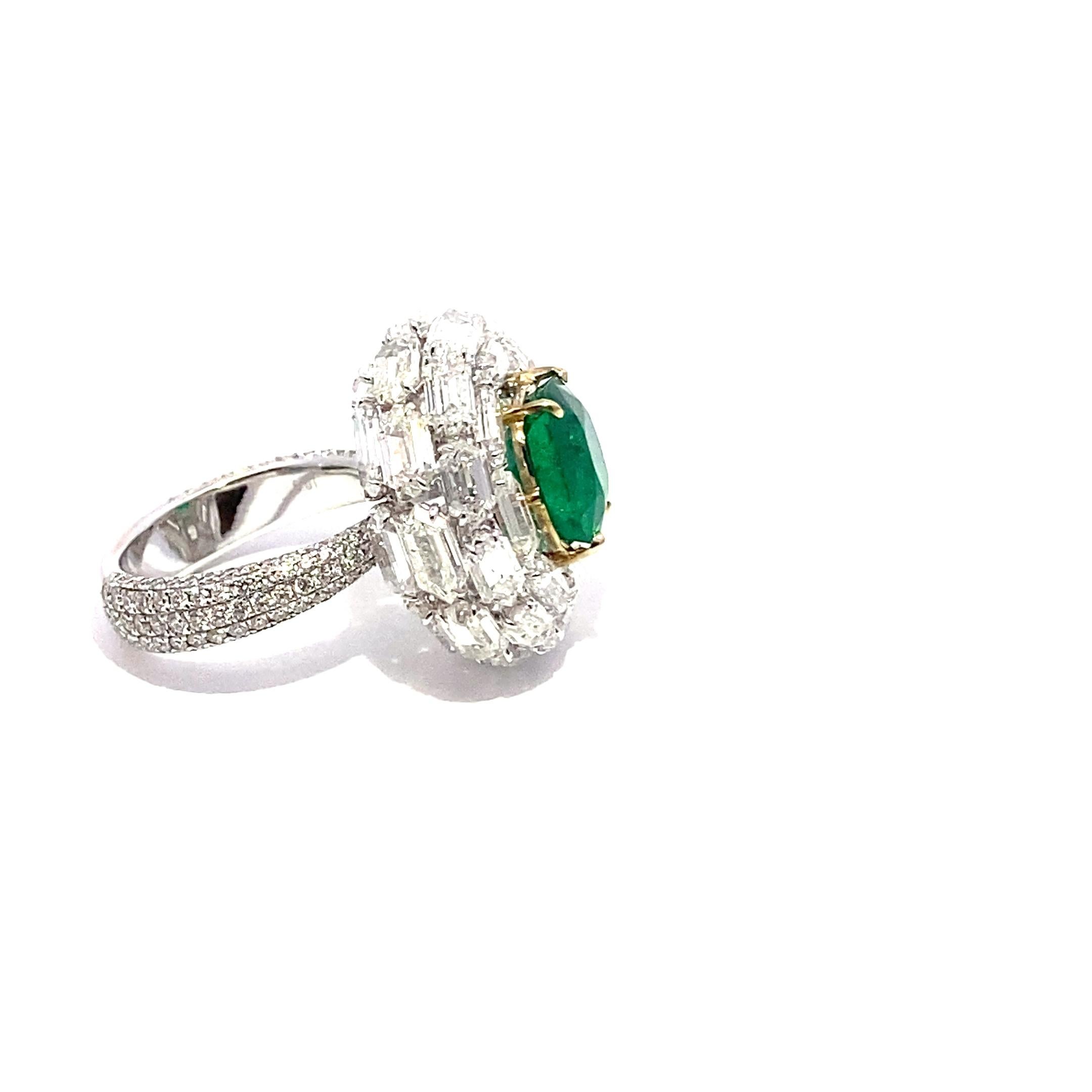 Taille coussin Bague en émeraude colombienne de taille coussin avec accents en diamant, certifiée Gübelin en vente