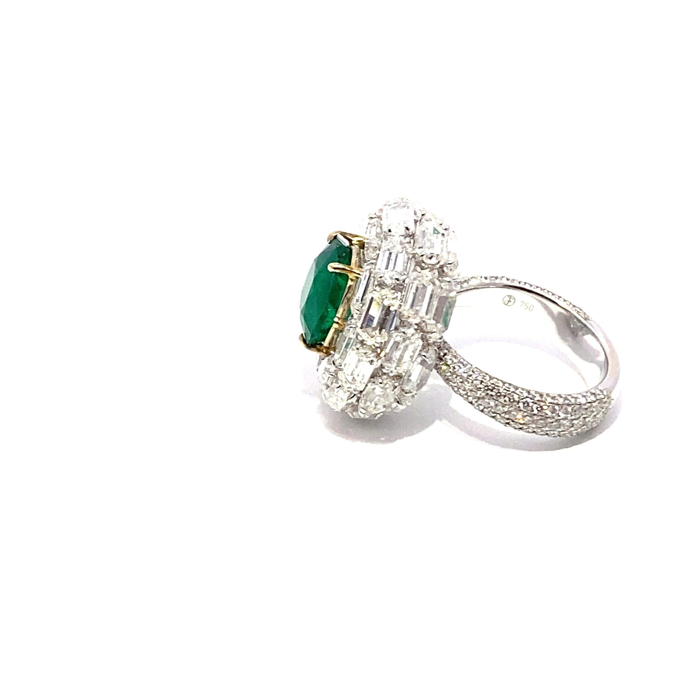 Bague en émeraude colombienne de taille coussin avec accents en diamant, certifiée Gübelin Excellent état - En vente à New York, NY