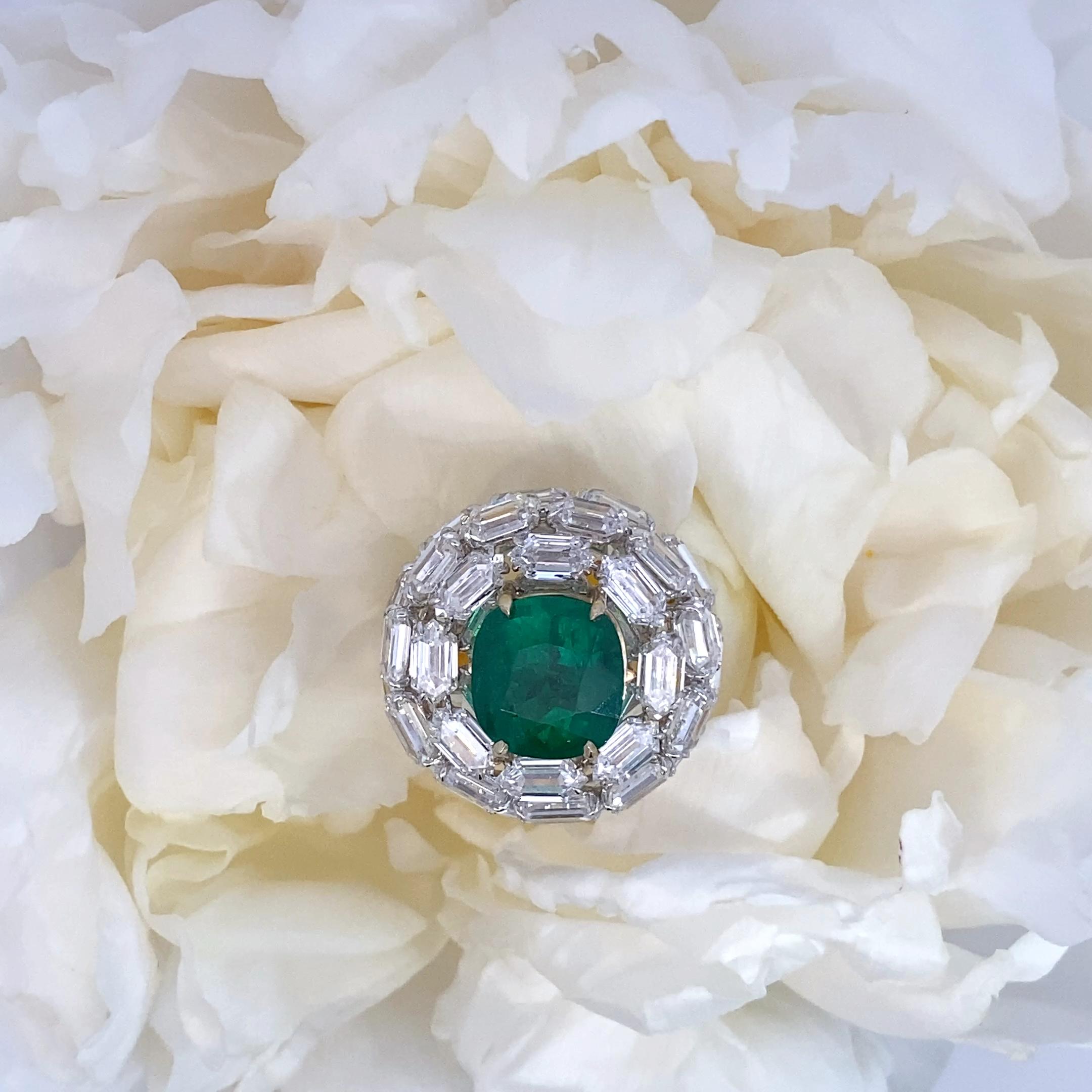 Kolumbianischer Smaragdring im Kissenschliff mit Diamantakzenten, Gübelin zertifiziert im Angebot 3