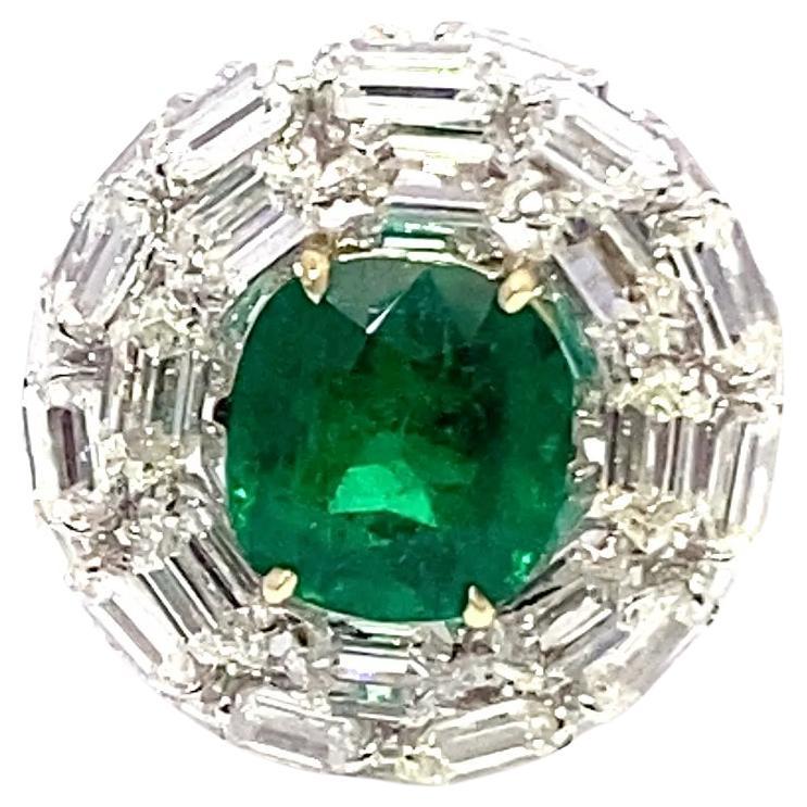 Bague en émeraude colombienne de taille coussin avec accents en diamant, certifiée Gübelin en vente