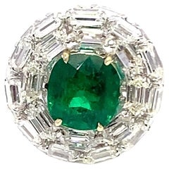 Kolumbianischer Smaragdring im Kissenschliff mit Diamantakzenten, Gübelin zertifiziert