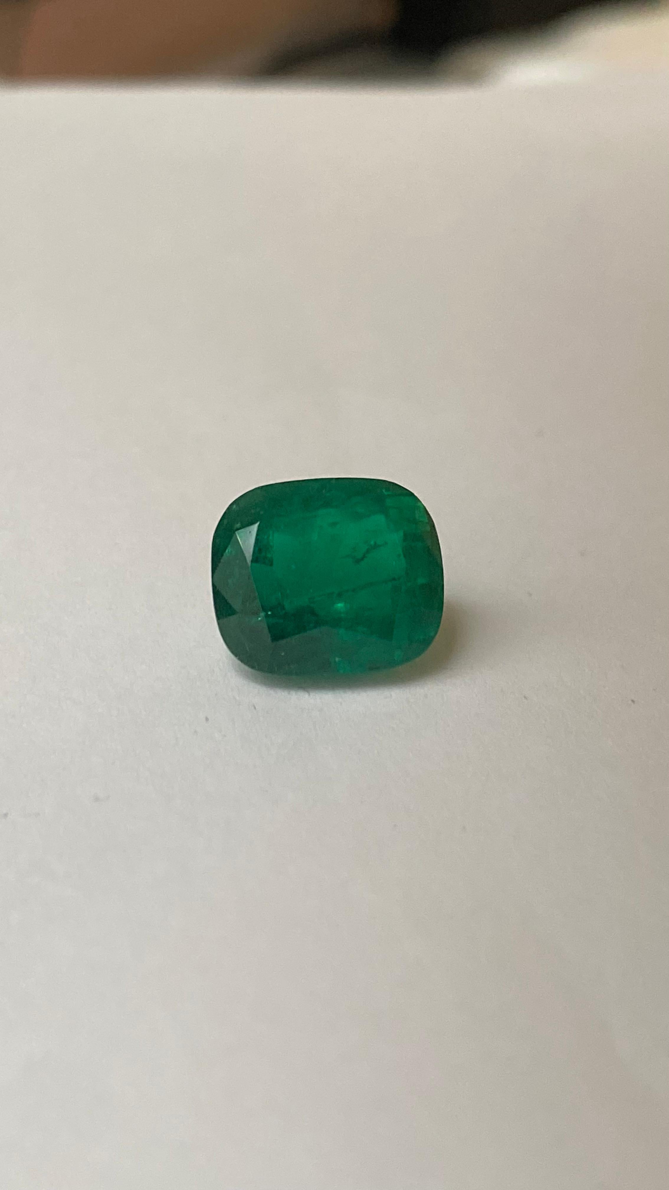 This exquisite loose gemstone is a Colombian cushion-cut emerald, weighing 8.40 carats, certified by the renowned Gübelin Gem Lab. Cut in a modified brilliant style, the emerald boasts vivid green color, high transparency, and strong brilliance —