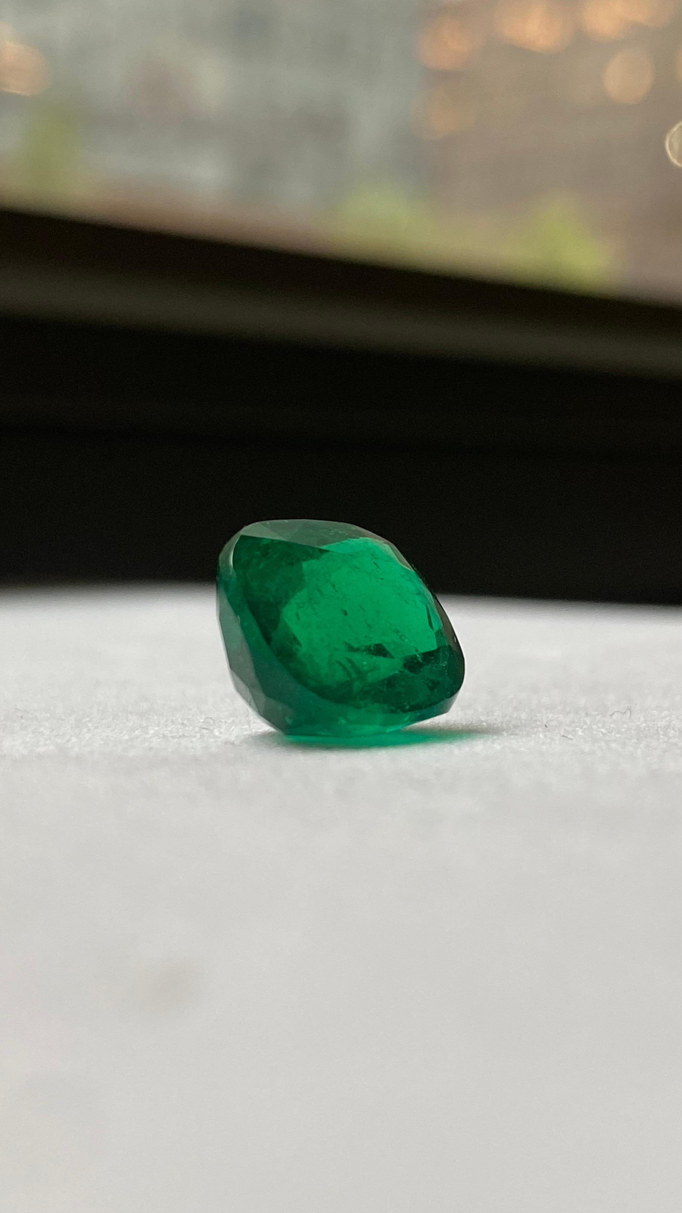 Taglio cuscino Colombian Cushion-Cut Emerald, Transparent with Minor Oil, Gübelin Certified in vendita