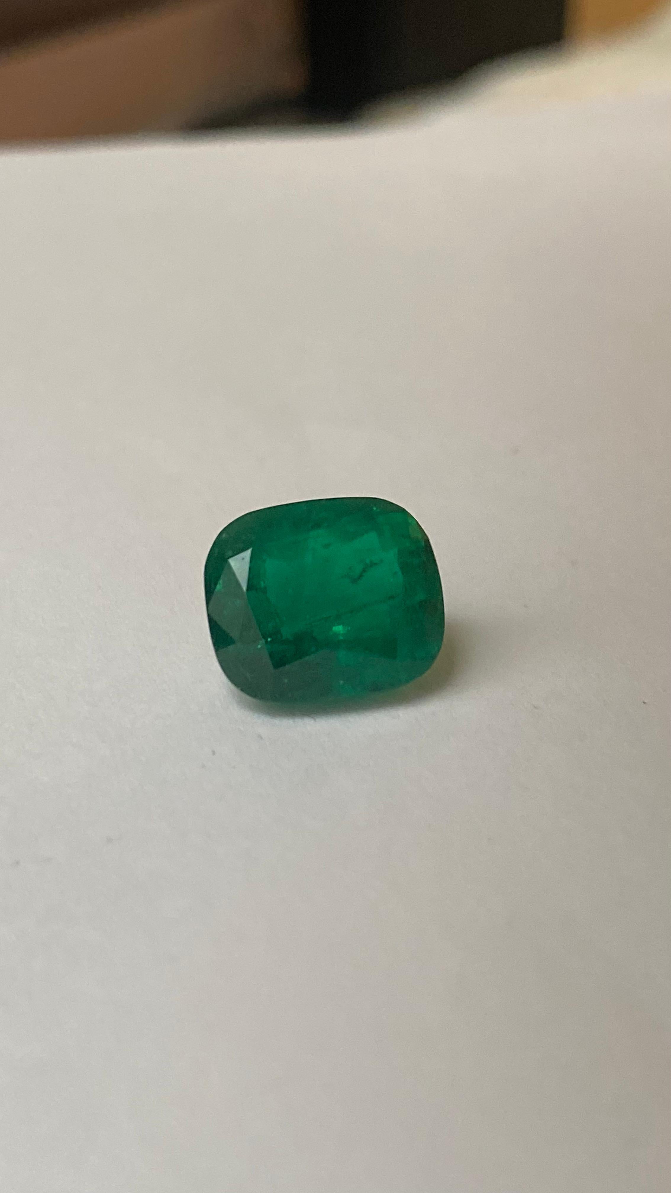 Taglio cuscino Colombian Cushion-Cut Emerald, Transparent with Minor Oil, Gübelin Certified in vendita