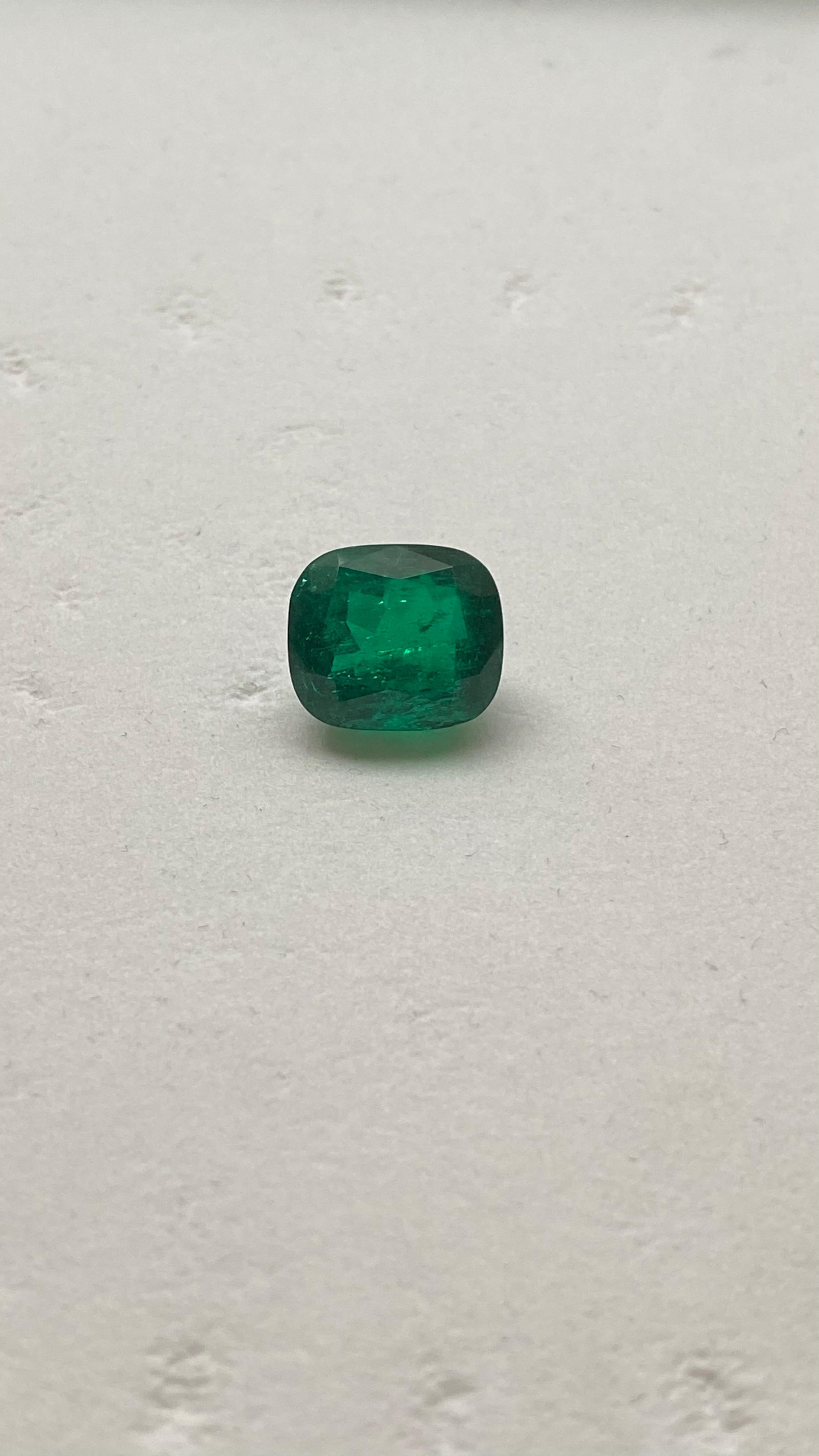 Colombian Cushion-Cut Emerald, Transparent with Minor Oil, Gübelin Certified In condizioni Nuovo in vendita a New York, NY