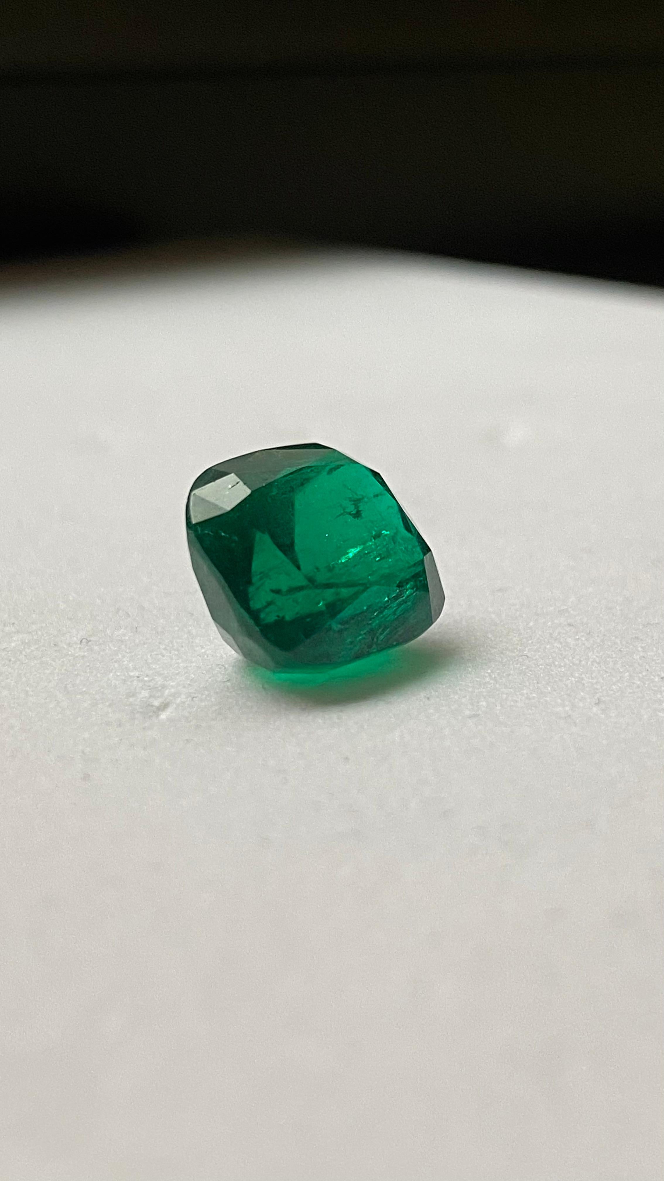 da uomo o donna Colombian Cushion-Cut Emerald, Transparent with Minor Oil, Gübelin Certified in vendita