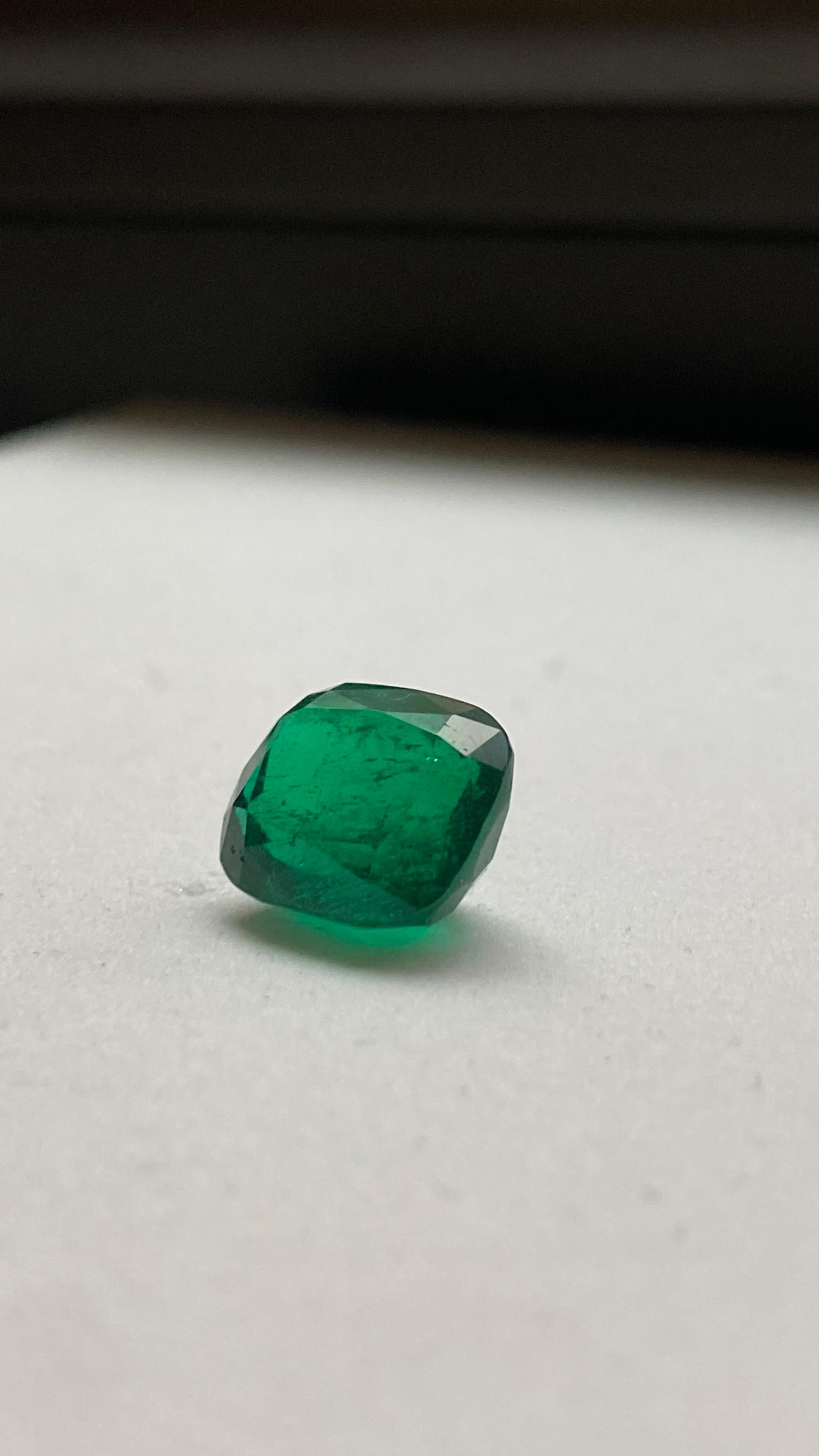 Colombian Cushion-Cut Emerald, Transparent with Minor Oil, Gübelin Certified in vendita 1