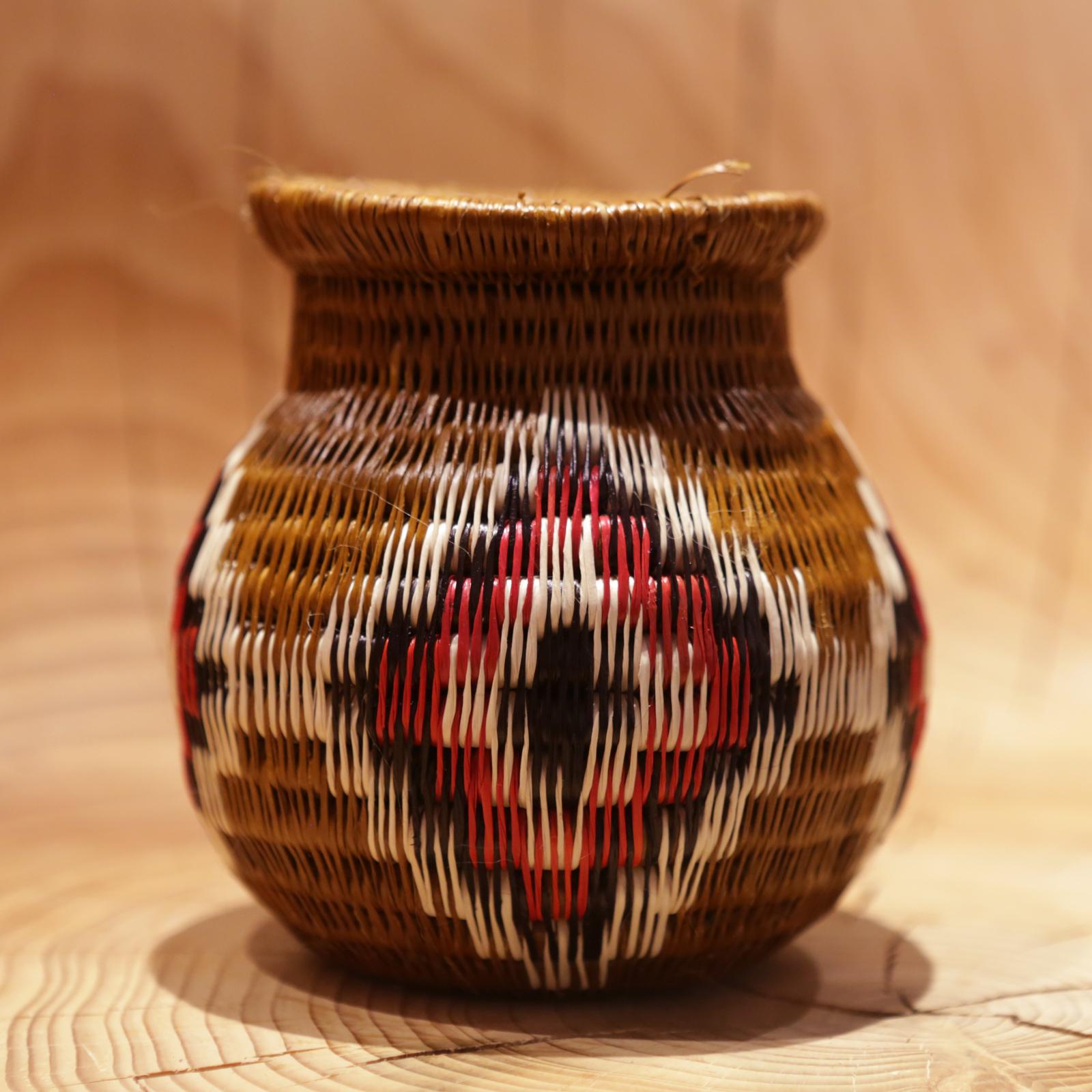 Vase Colombian D, hand-braided vase made
by natives Woonaan or Noanama. From Choco
jungle in Colombia. Braided with Werrege tree fibers.
Vases are so finely braided that it's possible to bring
water inside.