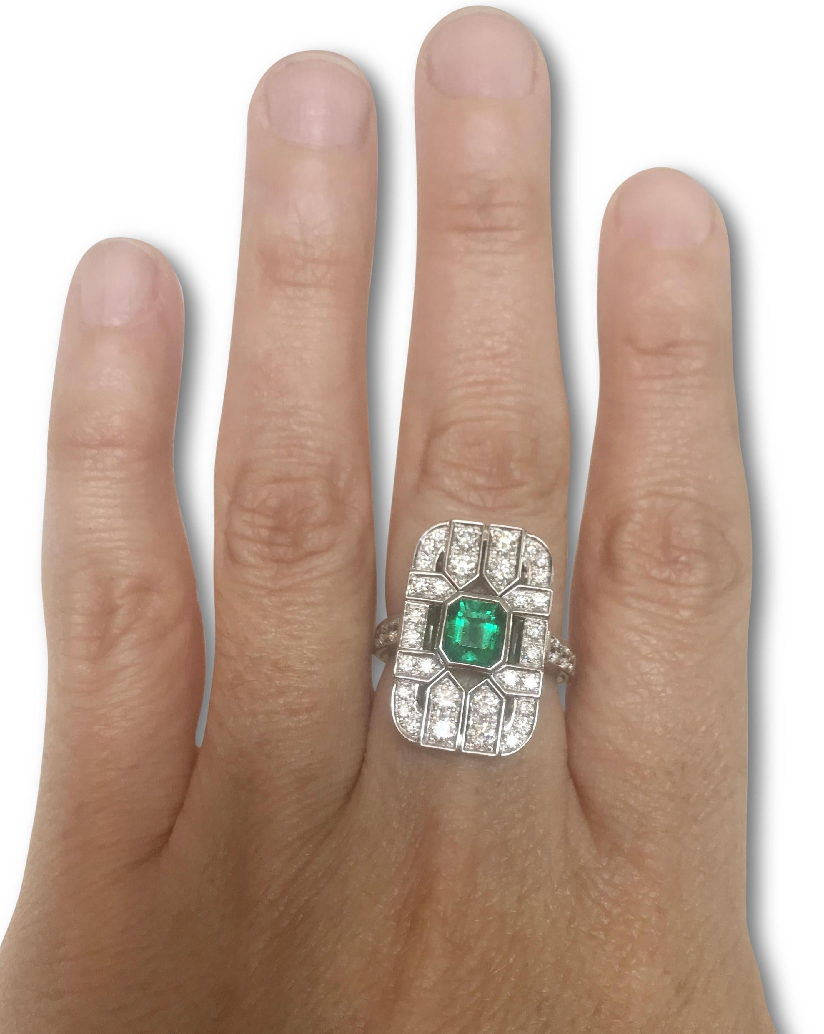 Colombian Emerald 1.28 Carat and Diamond Art Deco Tablet Ring in 18 Karat Gold For Sale 5