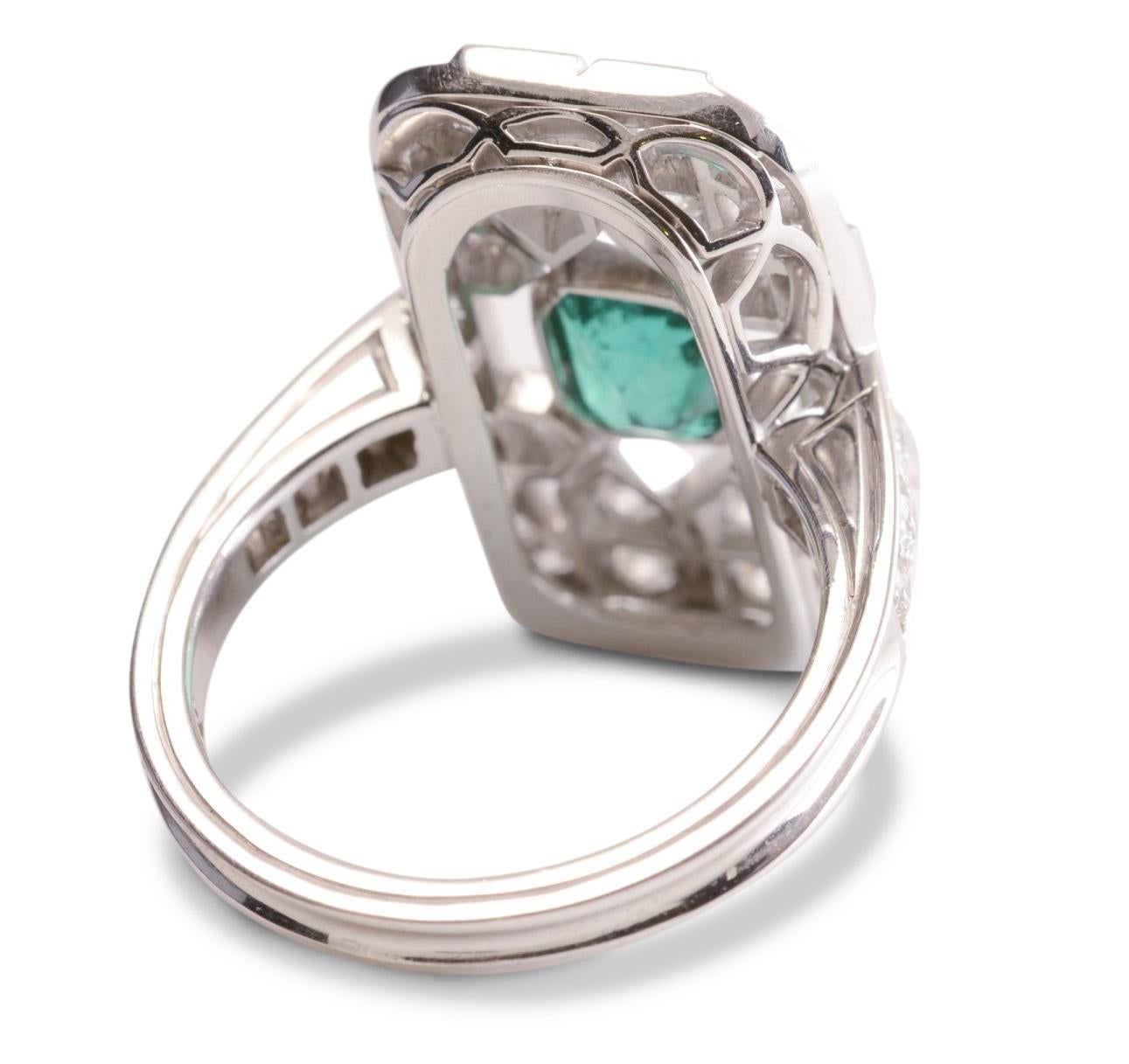 Women's Colombian Emerald 1.28 Carat and Diamond Art Deco Tablet Ring in 18 Karat Gold For Sale