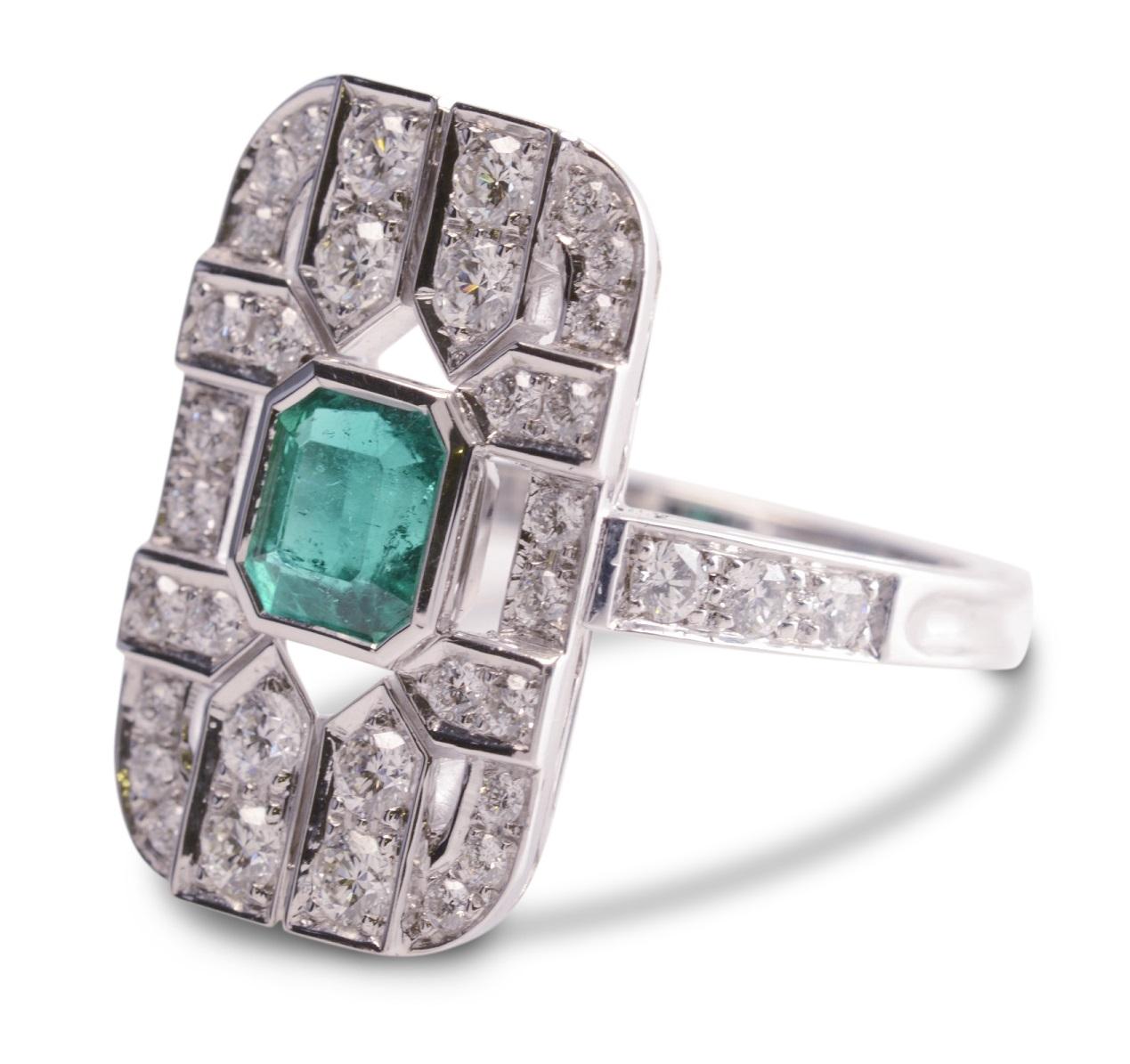 Colombian Emerald 1.28 Carat and Diamond Art Deco Tablet Ring in 18 Karat Gold For Sale 2
