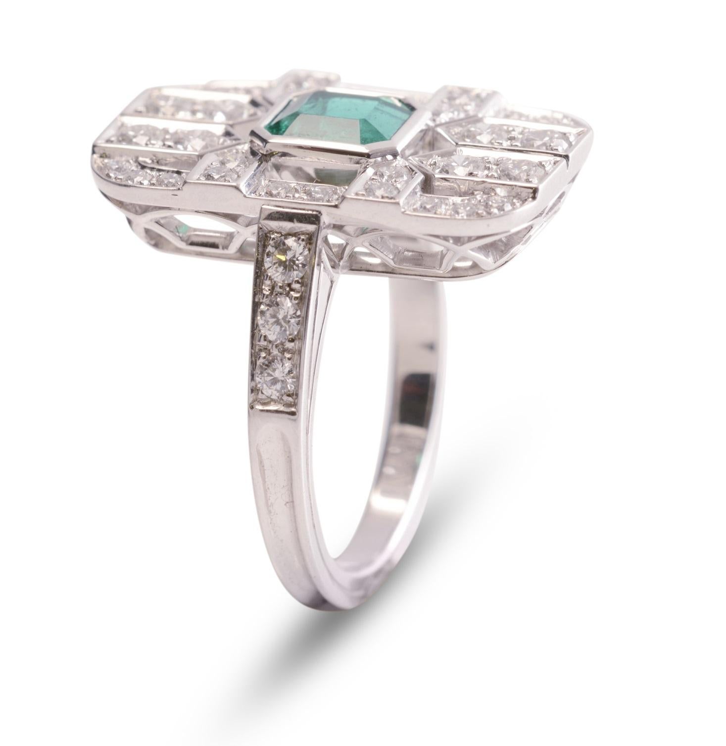 Colombian Emerald 1.28 Carat and Diamond Art Deco Tablet Ring in 18 Karat Gold For Sale 3