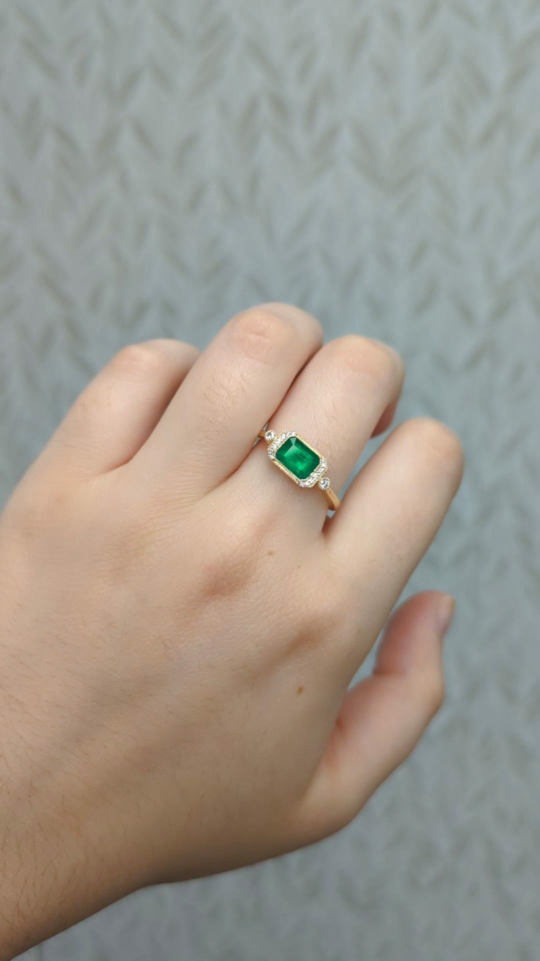 Questo raffinato anello mette in mostra uno smeraldo colombiano da 0,38ct (7x5mm), apprezzato per la sua vibrante tonalità verde e la sua origine eccezionale. Incastonata in oro 14k (2,65g), la pietra centrale è impreziosita da 16 diamanti per un