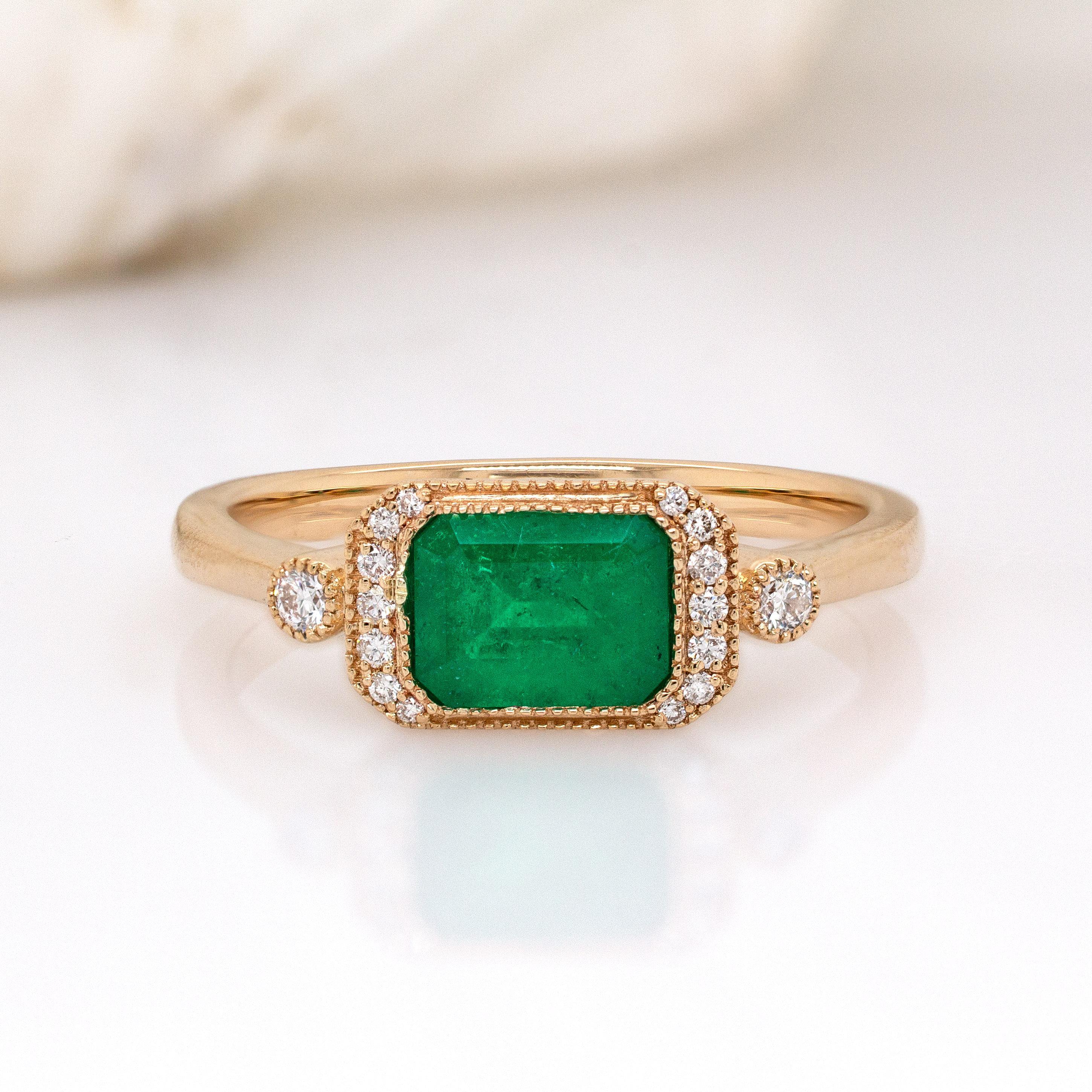 Contemporaneo Anello con smeraldo colombiano in oro massiccio 14K: accenti di diamanti naturali, incastonatura a castone in vendita
