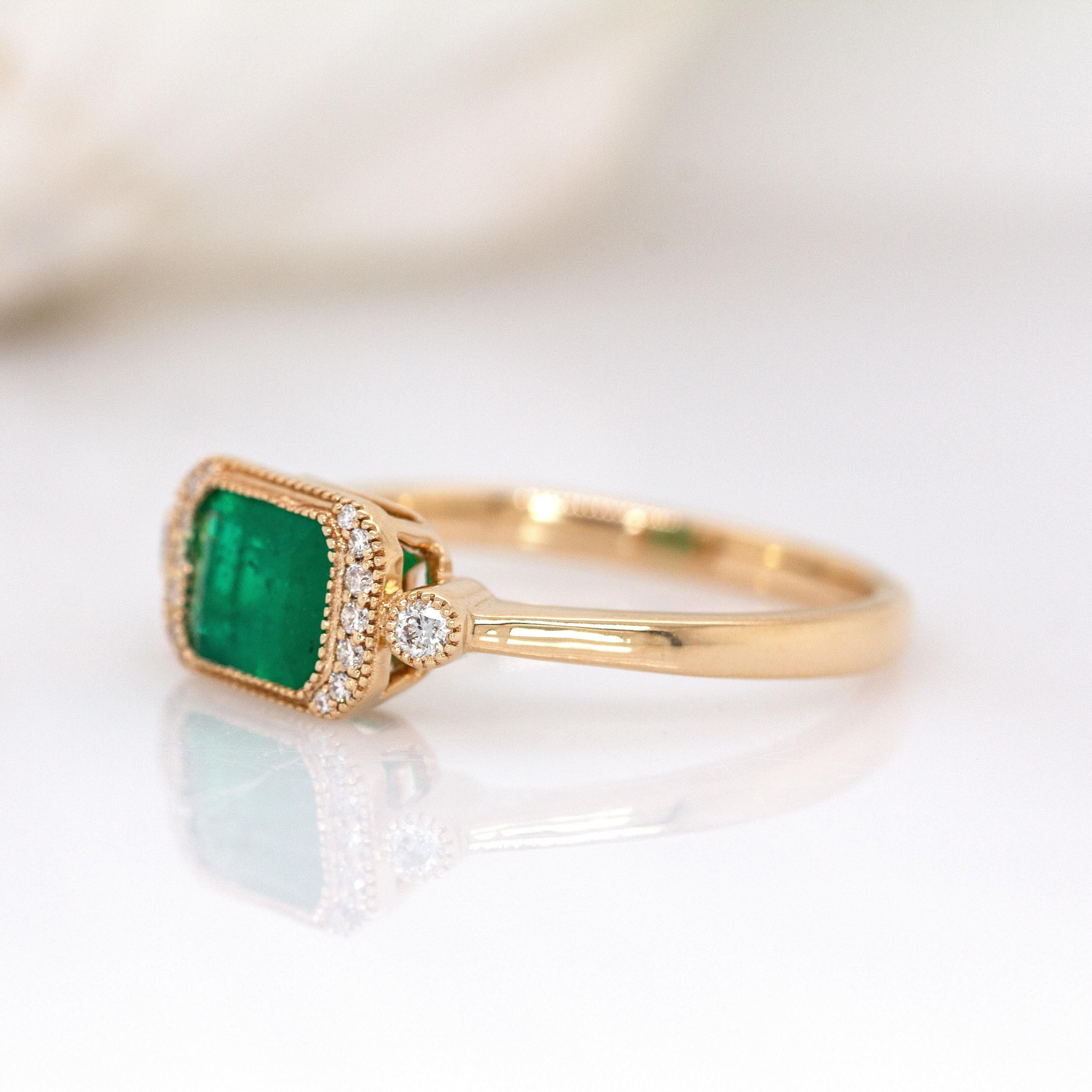 Taglio smeraldo Anello con smeraldo colombiano in oro massiccio 14K: accenti di diamanti naturali, incastonatura a castone in vendita