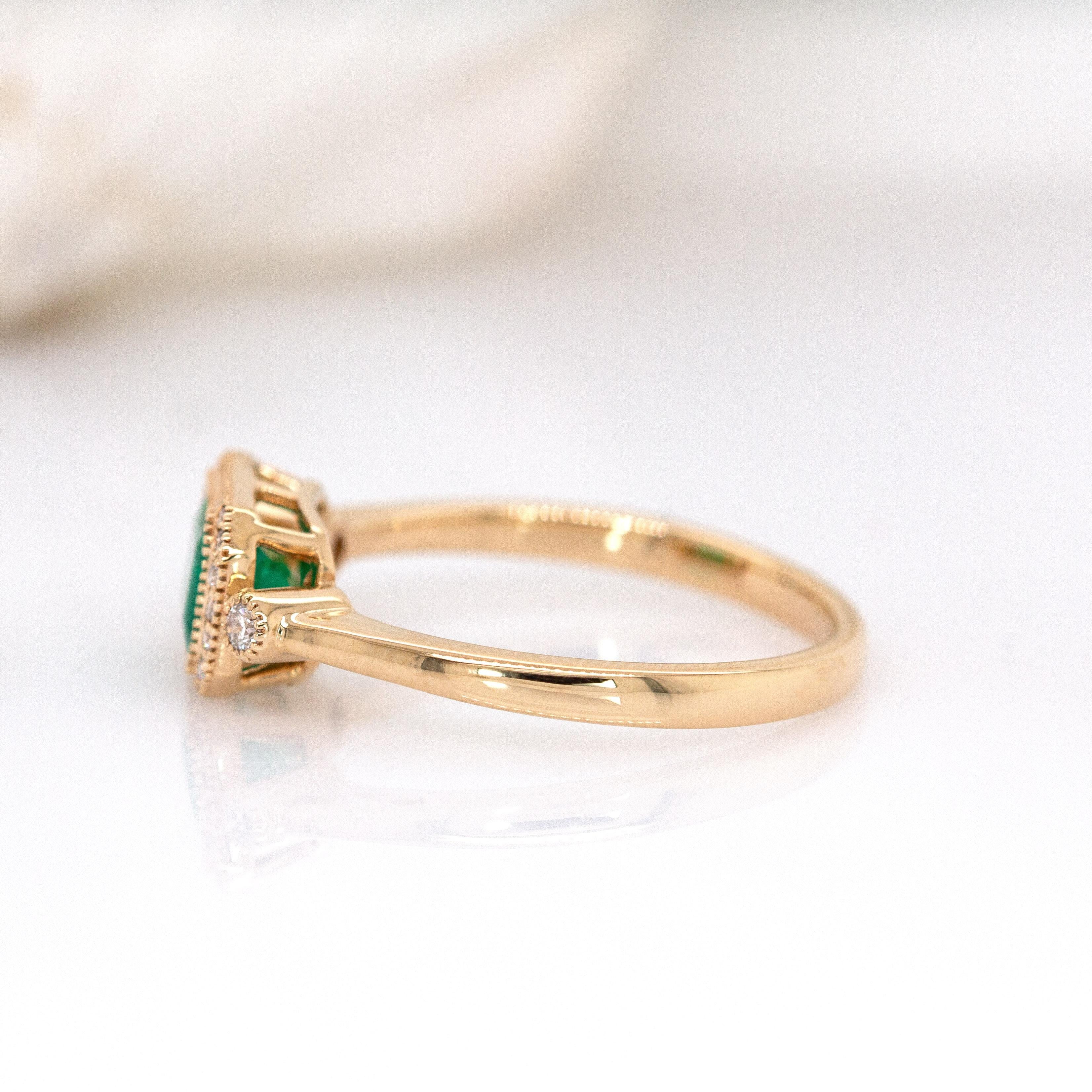 Anello con smeraldo colombiano in oro massiccio 14K: accenti di diamanti naturali, incastonatura a castone In condizioni Nuovo in vendita a Columbus, OH