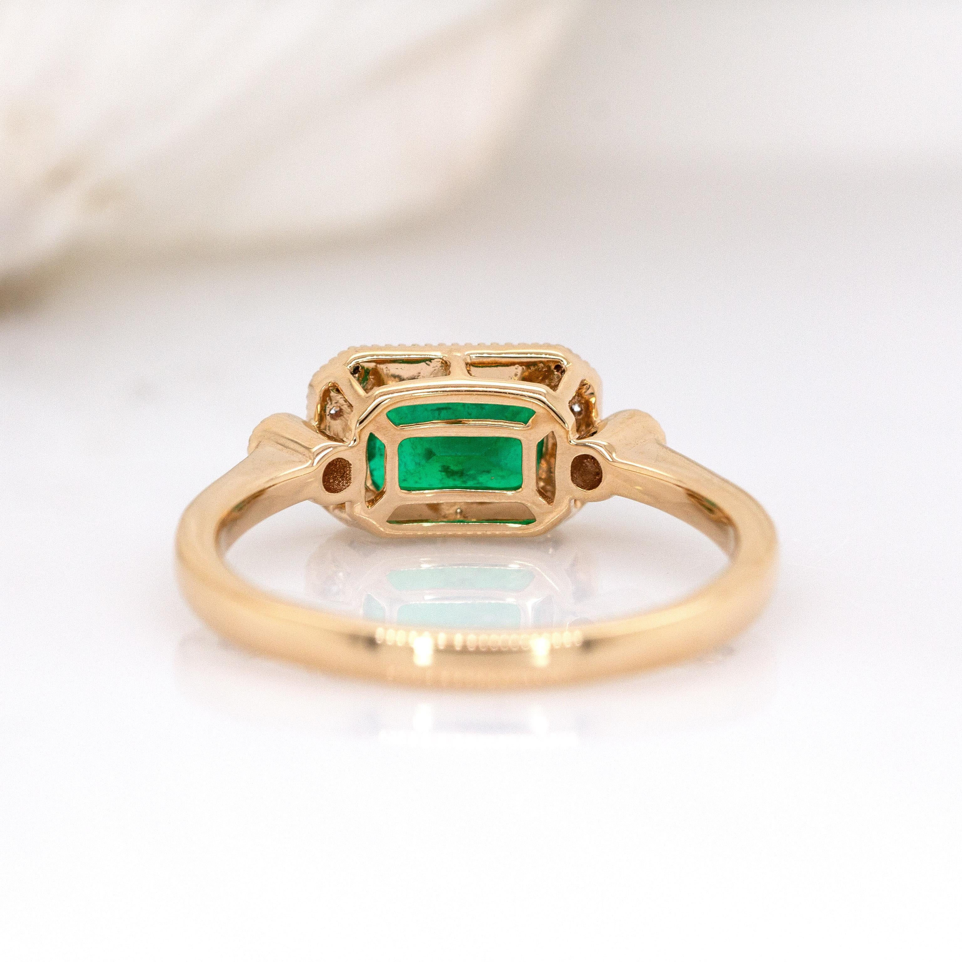 Donna Anello con smeraldo colombiano in oro massiccio 14K: accenti di diamanti naturali, incastonatura a castone in vendita