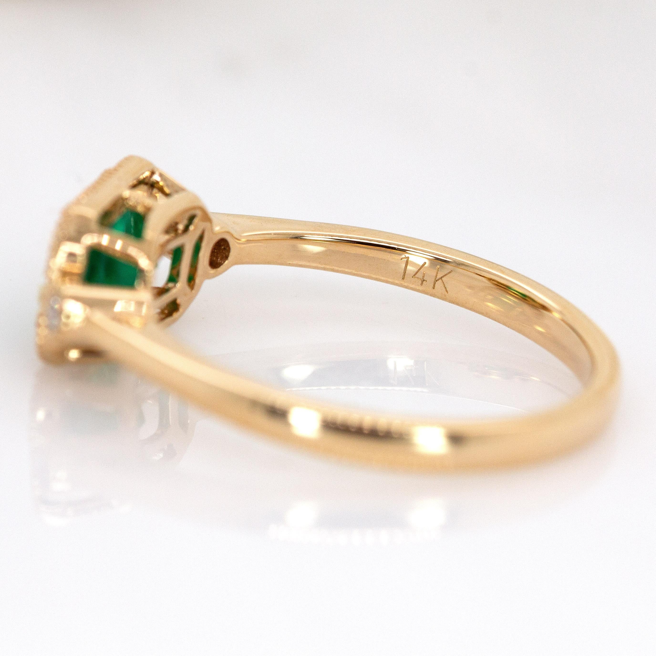 Anello con smeraldo colombiano in oro massiccio 14K: accenti di diamanti naturali, incastonatura a castone in vendita 1