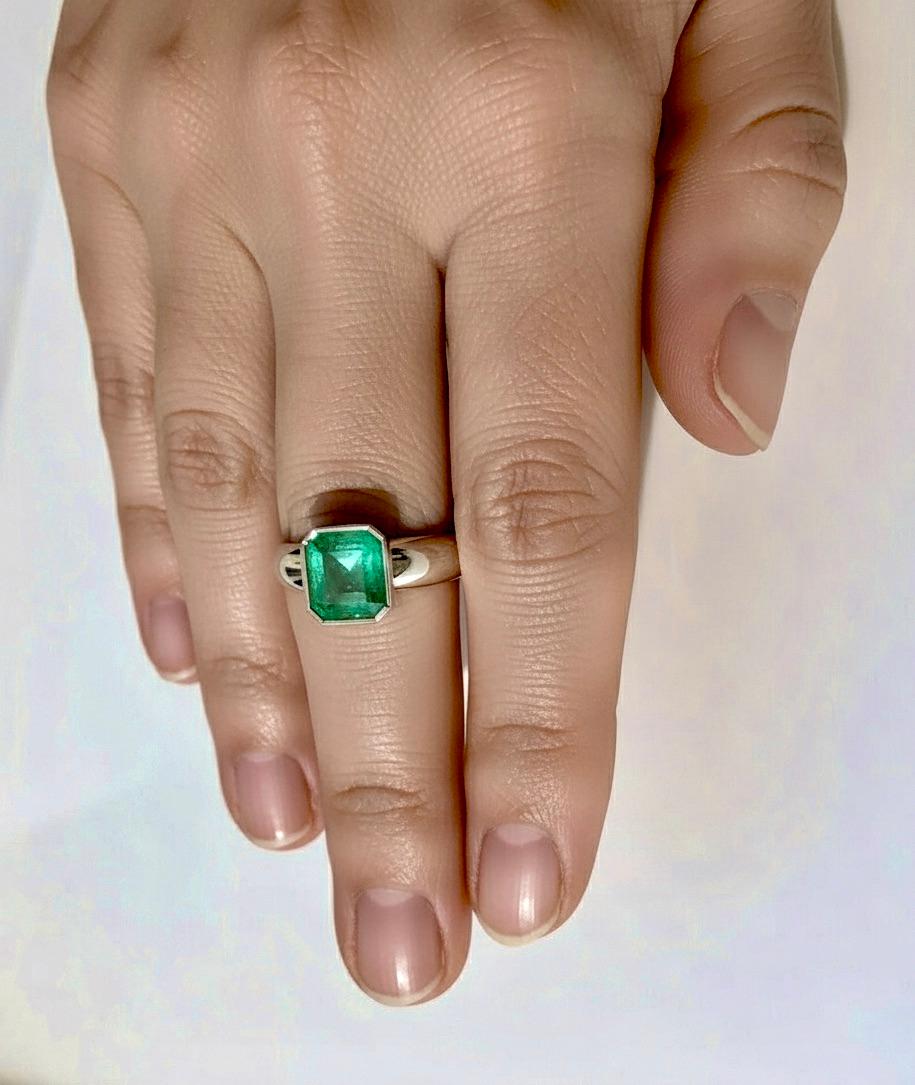 Kolumbianischer Smaragd 2,29 Karat Smaragd Solitär Ring Zweifarbiger 18K Gold (Moderne) im Angebot