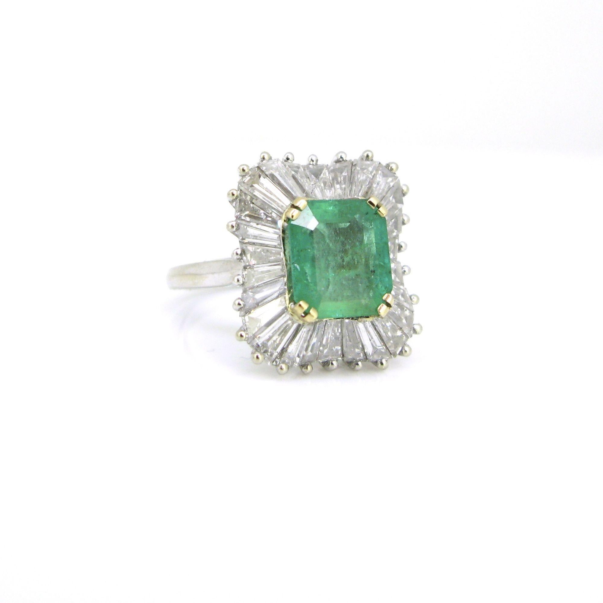 Colombian Emerald 2.50ct Diamonds Ballerina Ring, France, circa 1970 In Good Condition For Sale In London, GB