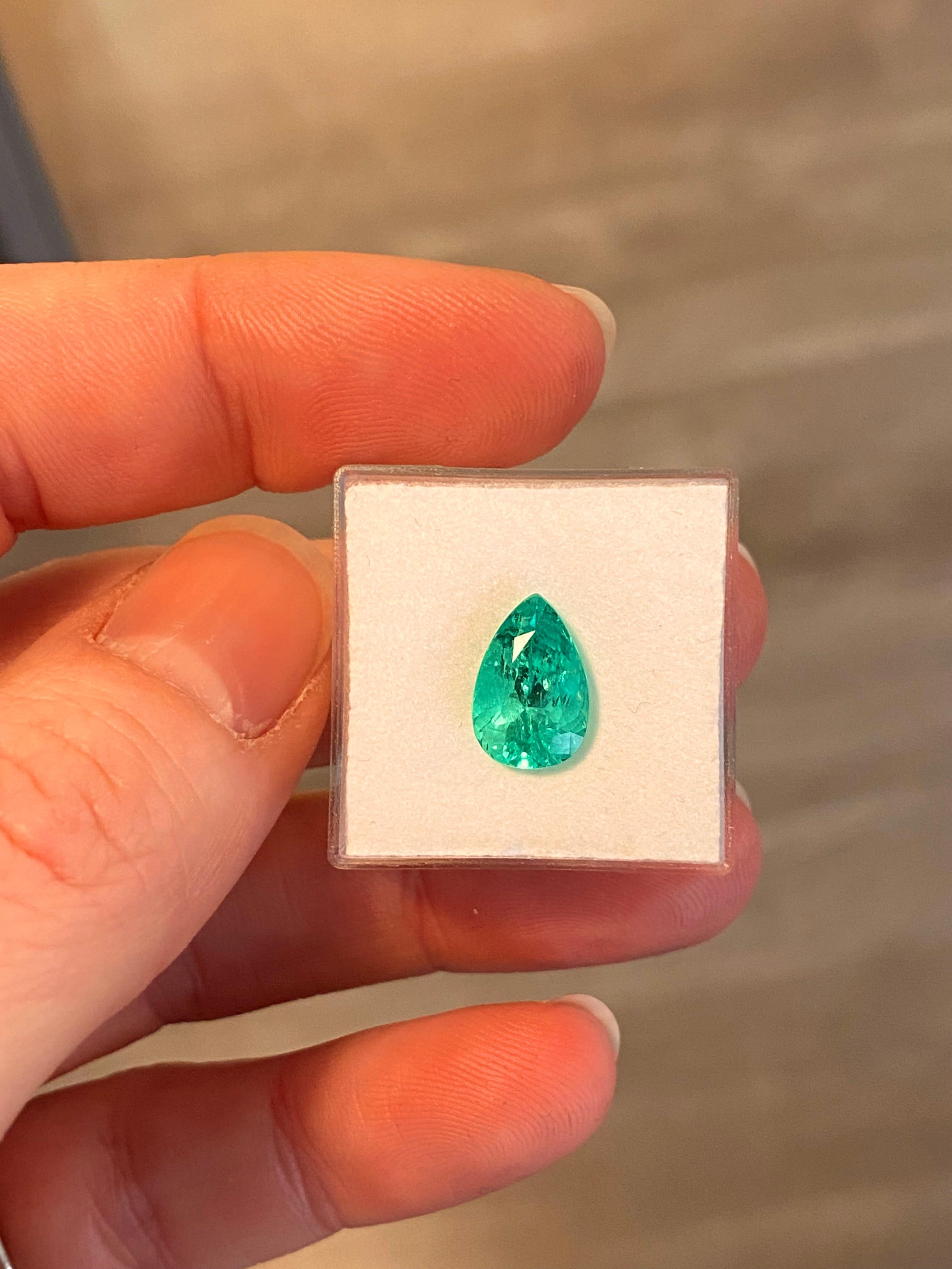 A Colombian Emerald certified by GRS (minor) of 2.65 ct. Our jewellers in Geneva can make this stone into a beautiful creation. 