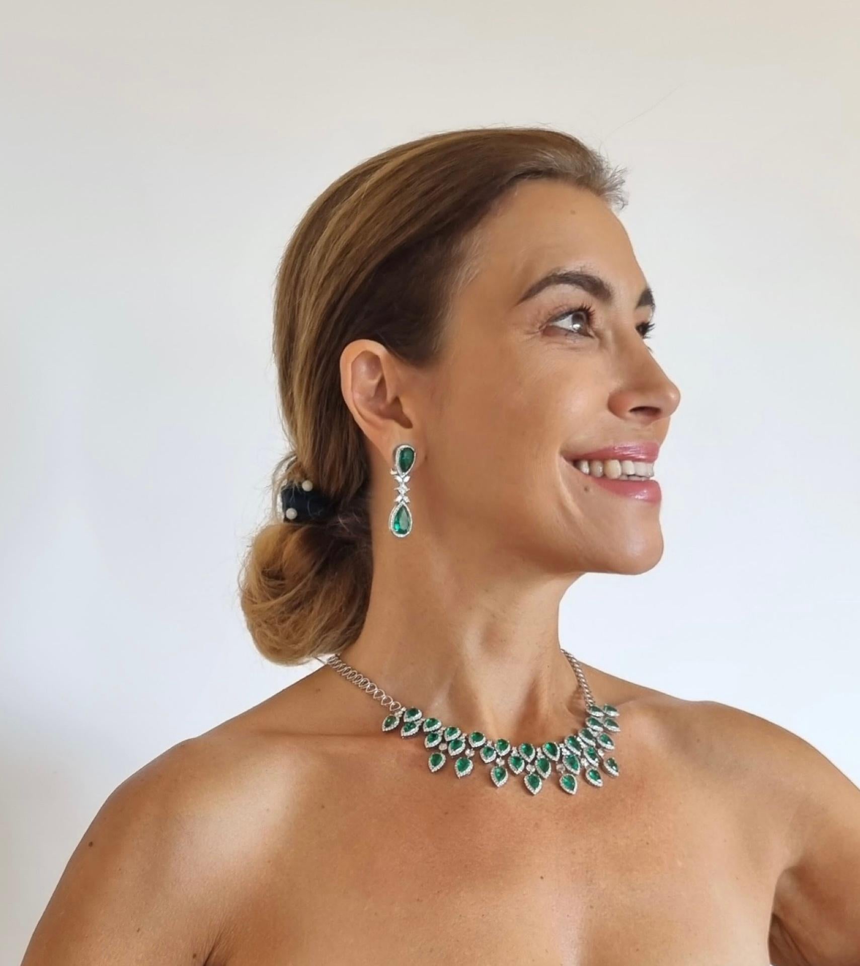 Kolumbianischer Smaragd 28.84 Karat  Halskette mit Diamanten und Weißgold (Zeitgenössisch) im Angebot