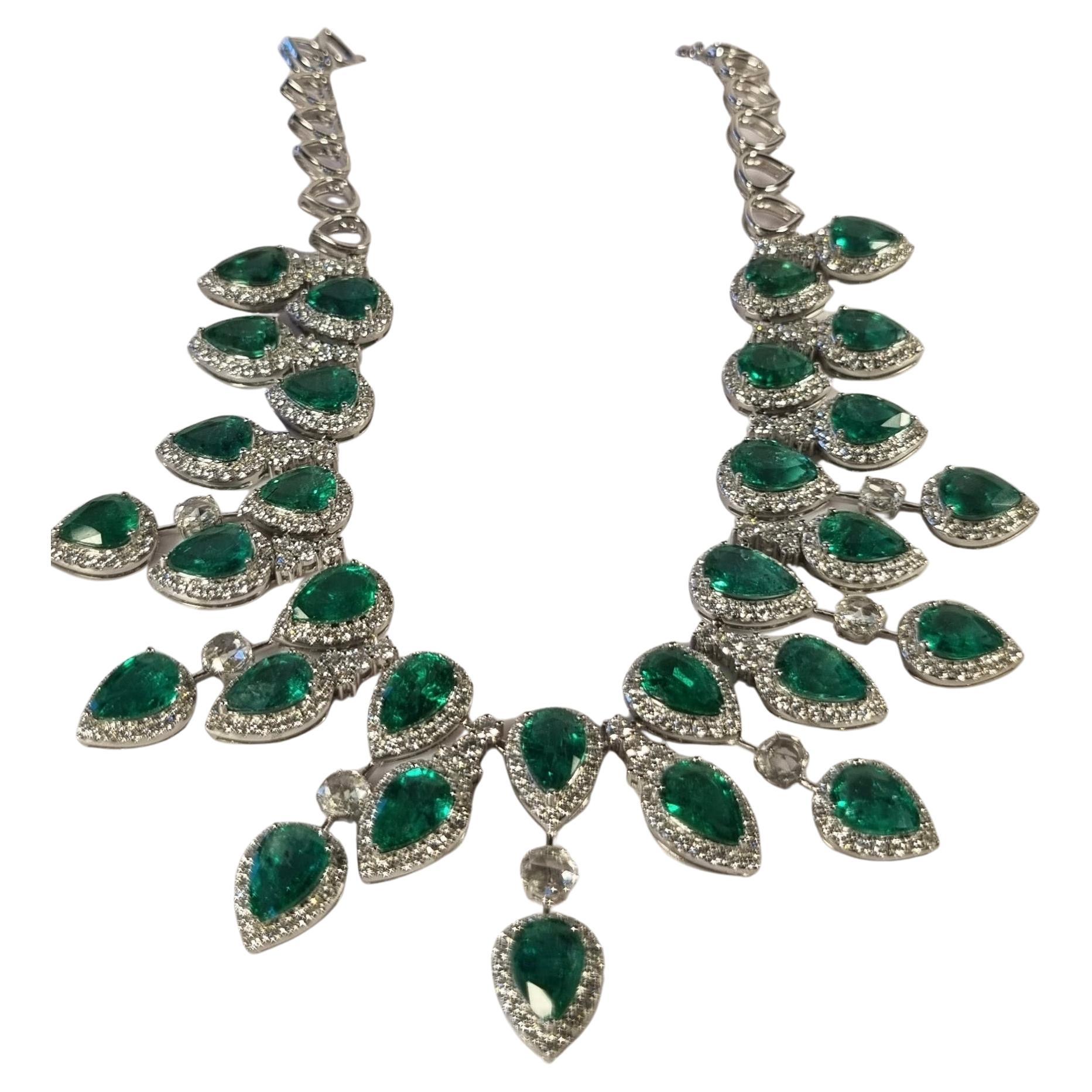 Kolumbianischer Smaragd 28.84 Karat  Halskette mit Diamanten und Weißgold im Angebot