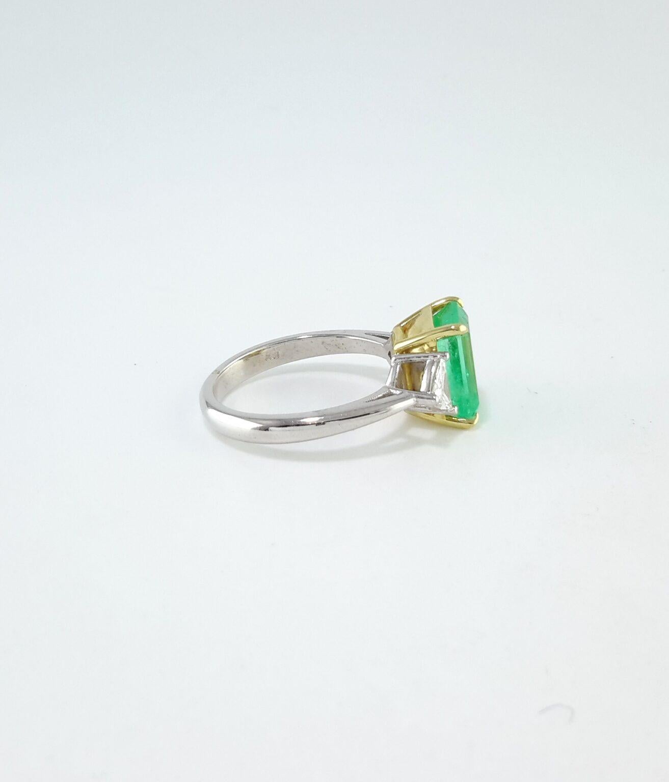 Moderne Emeraude de Colombie 3(2) carats, bague à trois pierres en vente