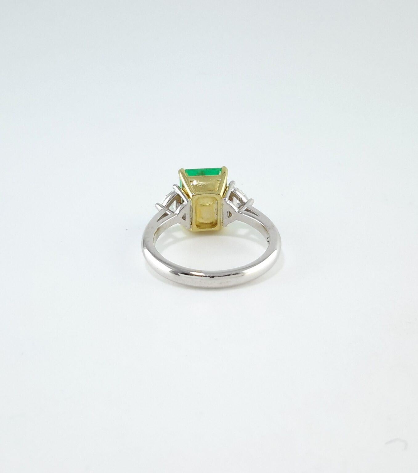 Taille émeraude Emeraude de Colombie 3(2) carats, bague à trois pierres en vente