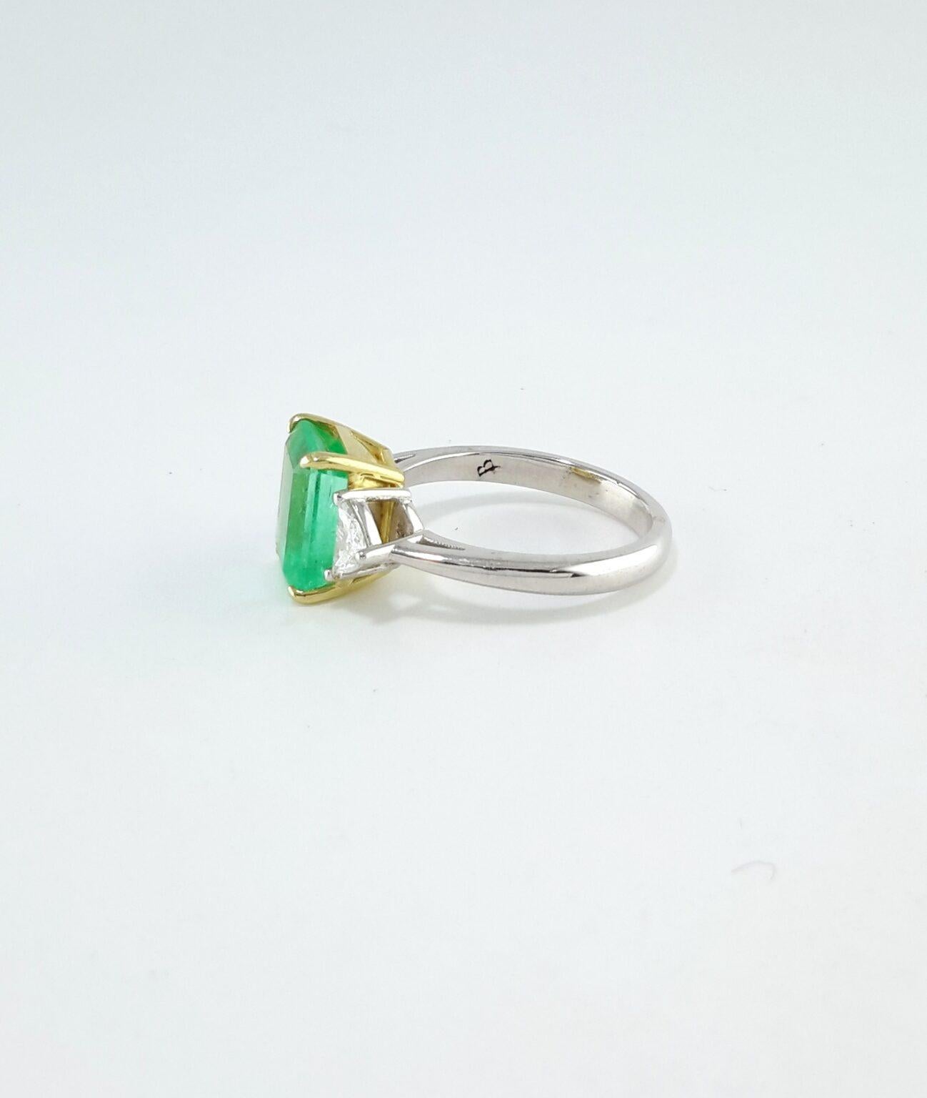 Emeraude de Colombie 3(2) carats, bague à trois pierres Neuf - En vente à Los Angeles, CA
