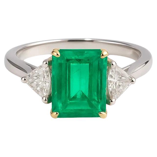 Emeraude de Colombie 3(2) carats, bague à trois pierres en vente