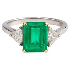 Emeraude de Colombie 3(2) carats, bague à trois pierres