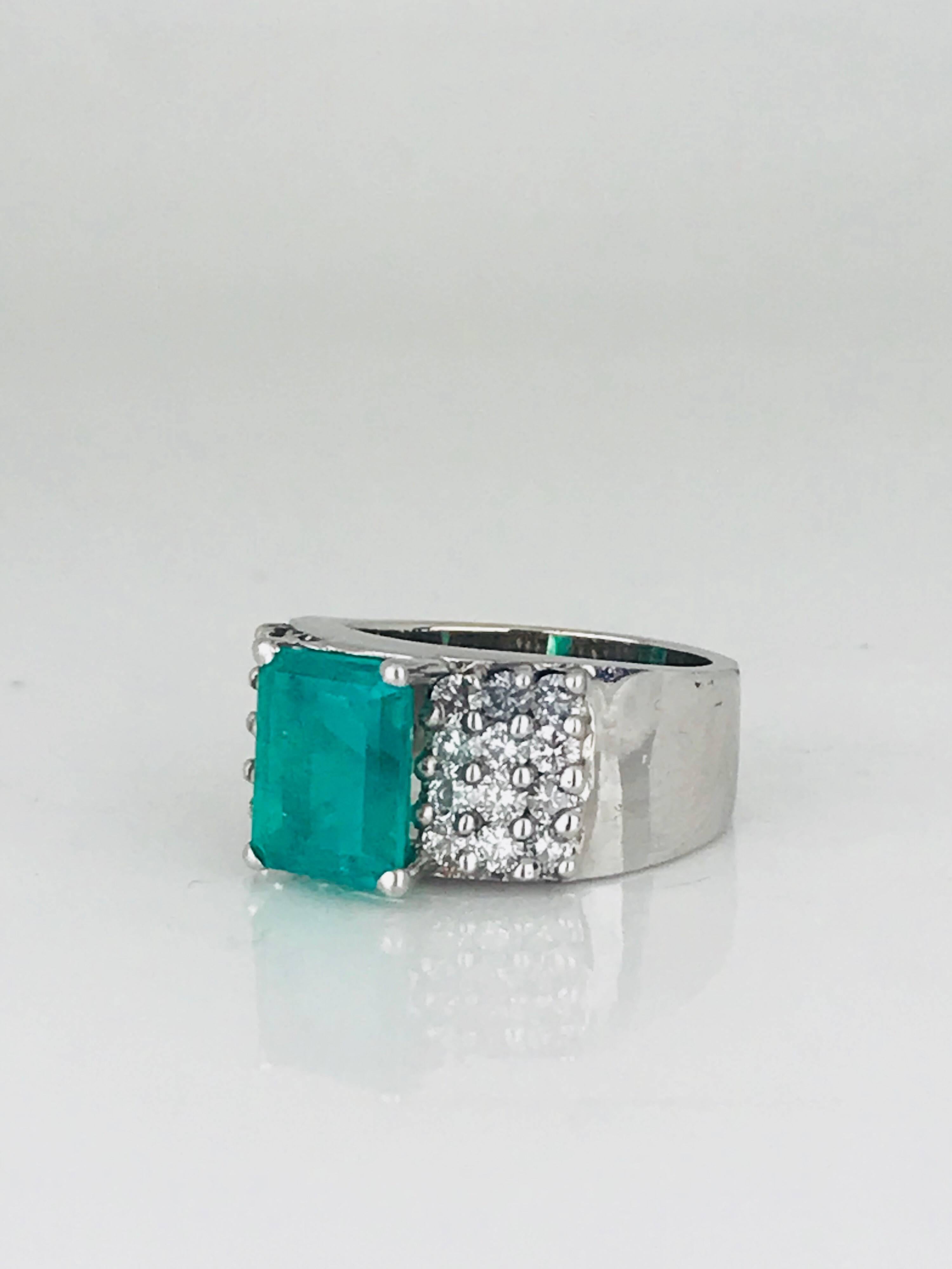 Emerald Cut Colombian Emerald 3.27 Carat, Contemporary, 1.20 Carat VS Diamond 18k Gold Ring  For Sale