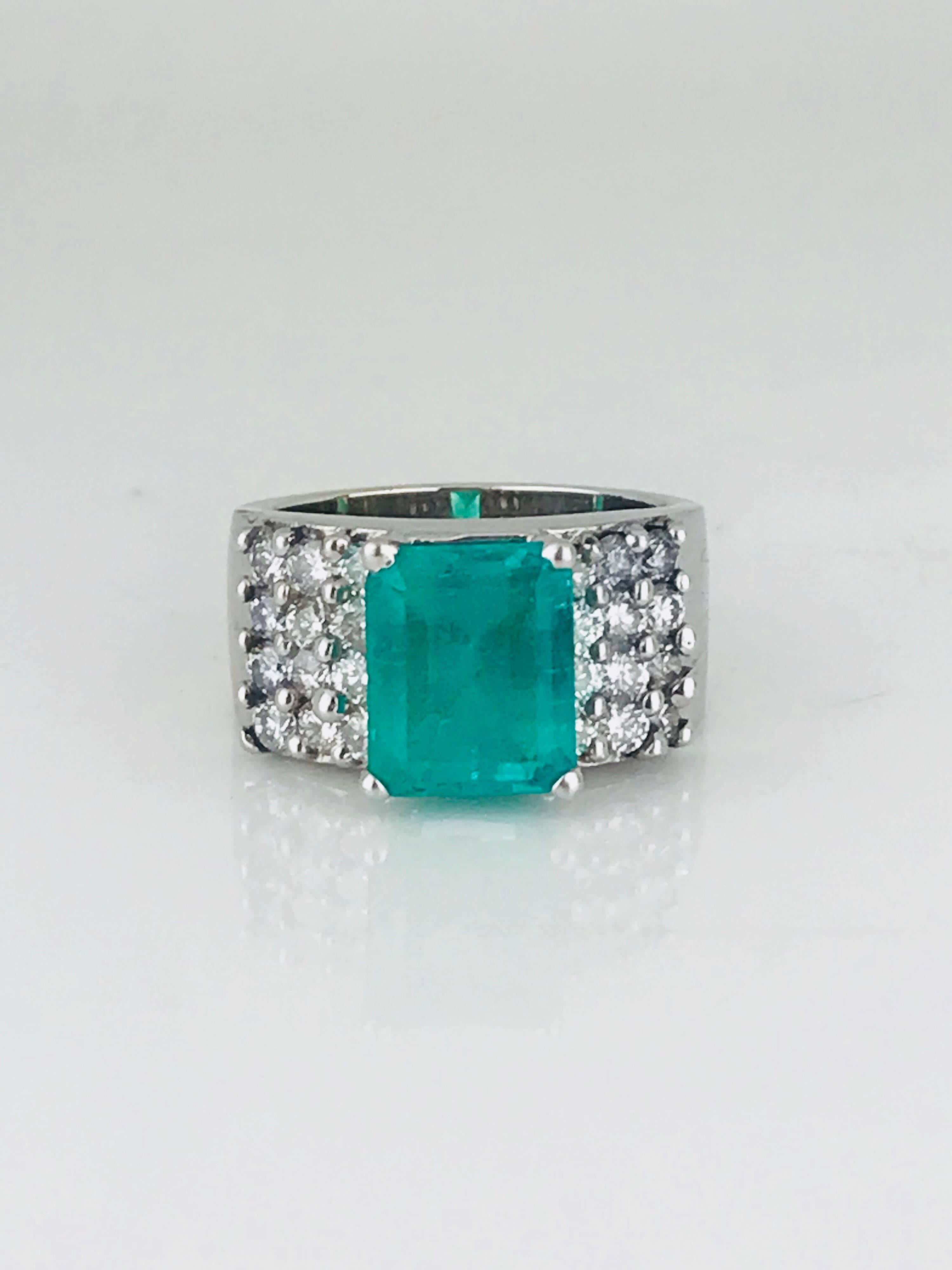 Colombian Emerald 3.27 Carat, Contemporary, 1.20 Carat VS Diamond 18k Gold Ring  In New Condition For Sale In Aliso Viejo, CA